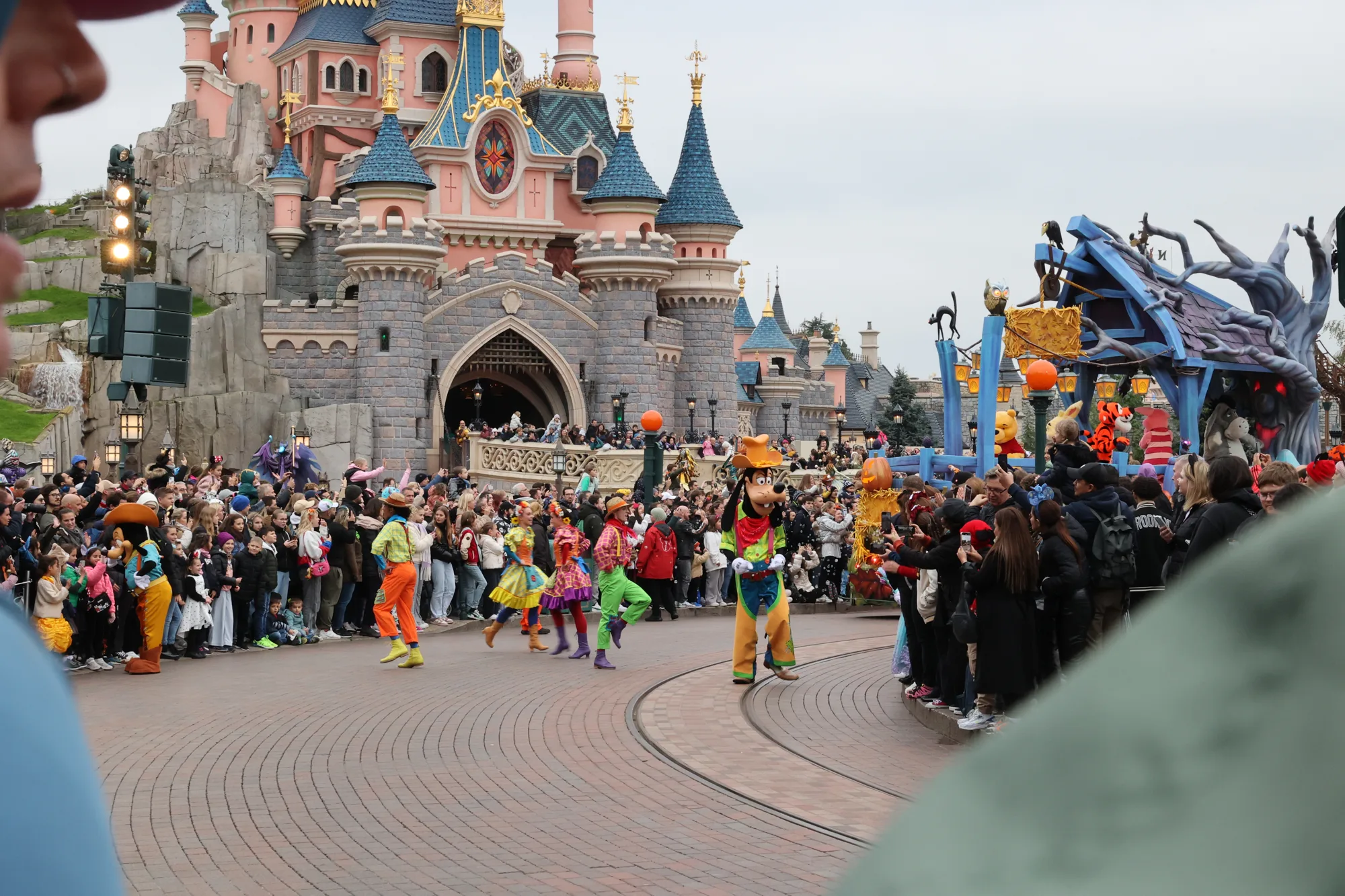 Halloween à Disneyland Paris : comment se compose un décor de fête.