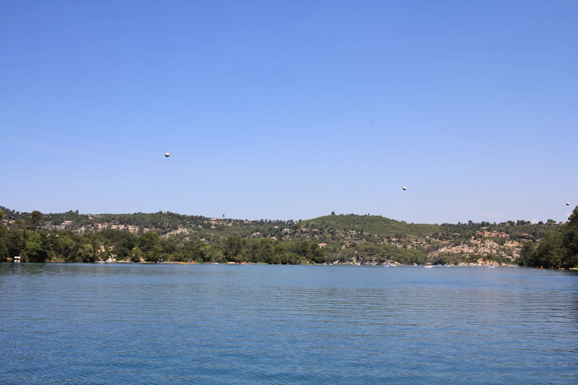 Le paysage s’élargit vers le lac.