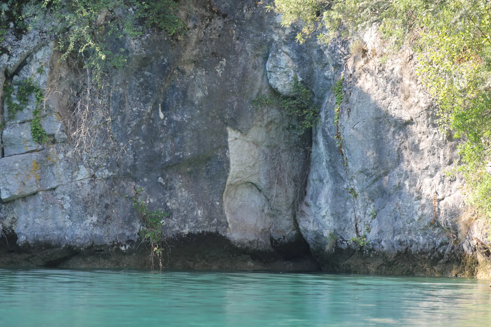 La roche rejoint directement la surface de l’eau.