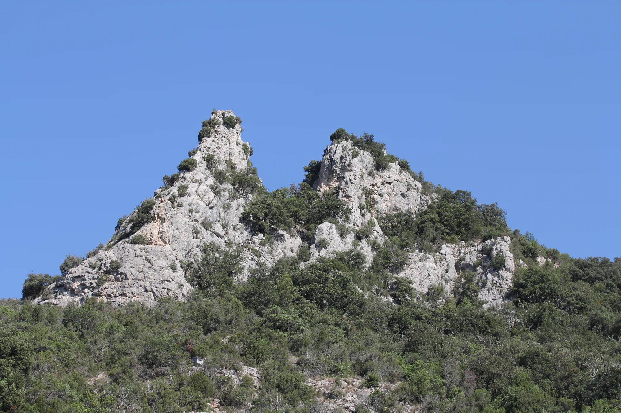 Un relief calcaire sous le ciel d’été.