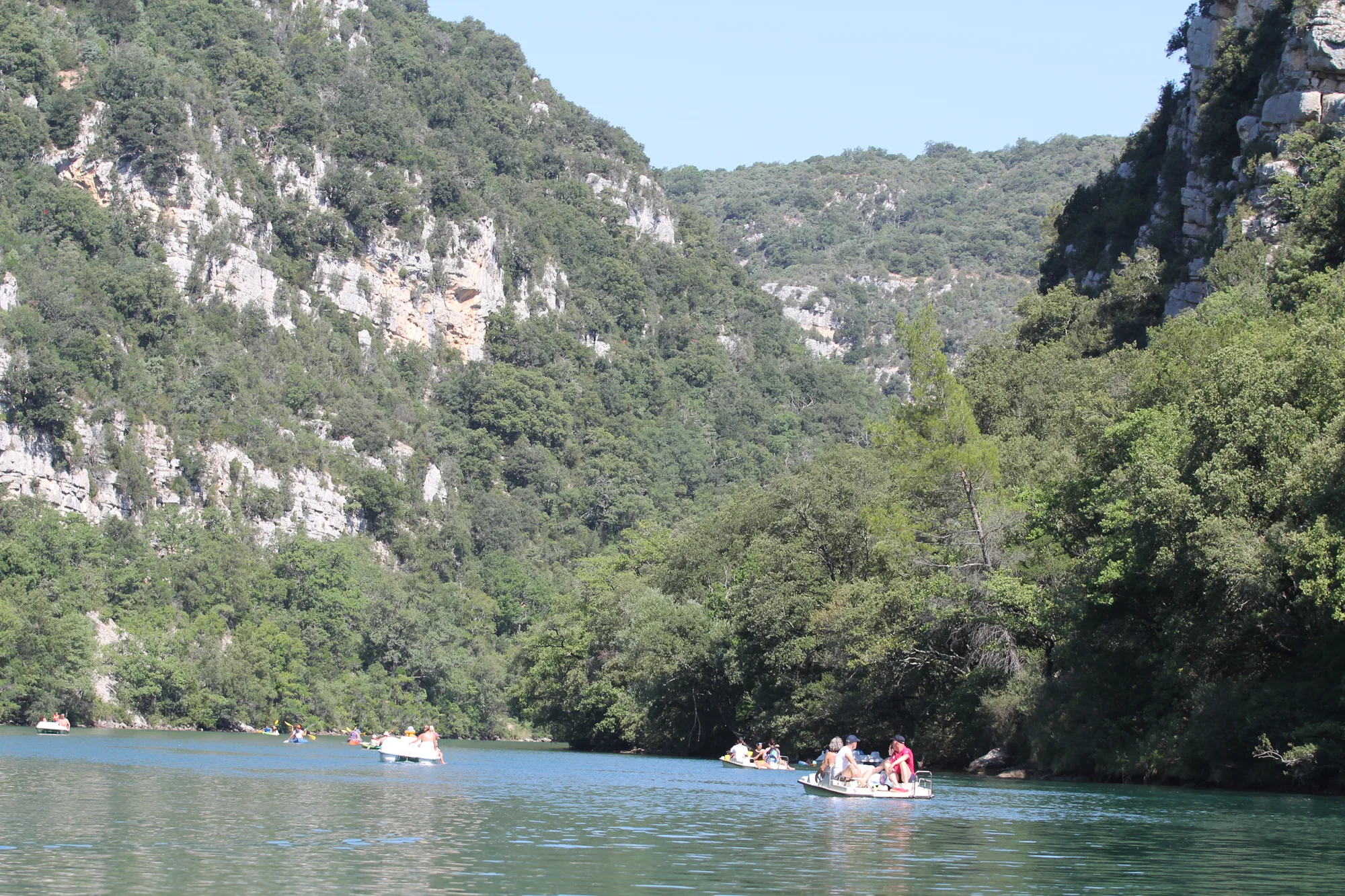 Les versants encadrent un passage sur l’eau.