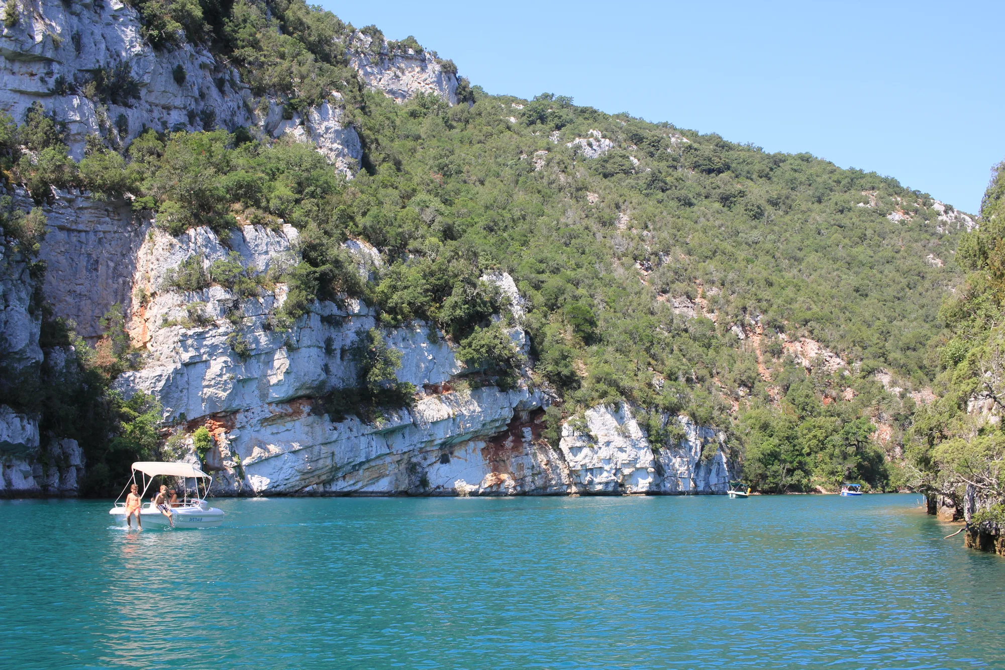 Les strates rocheuses au-dessus de l’eau.
