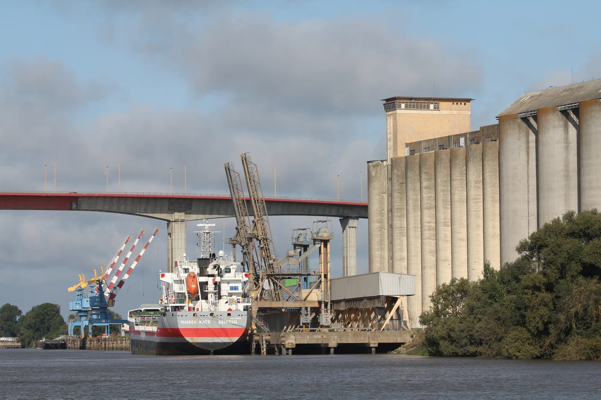 Les installations des rives vues depuis l’eau.