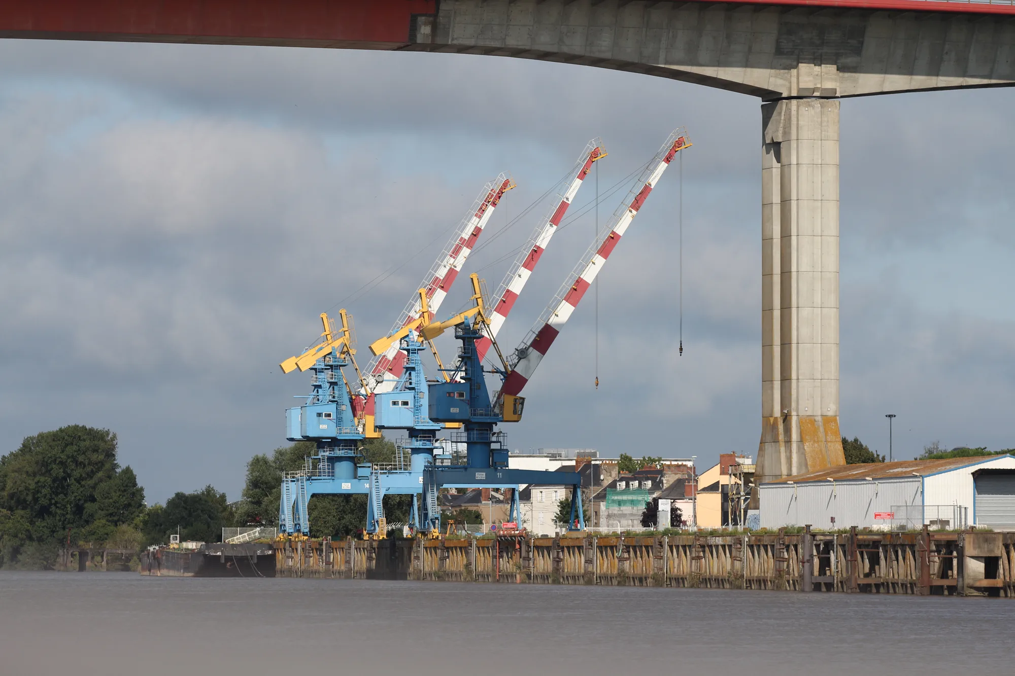 Une structure portuaire dans le paysage.