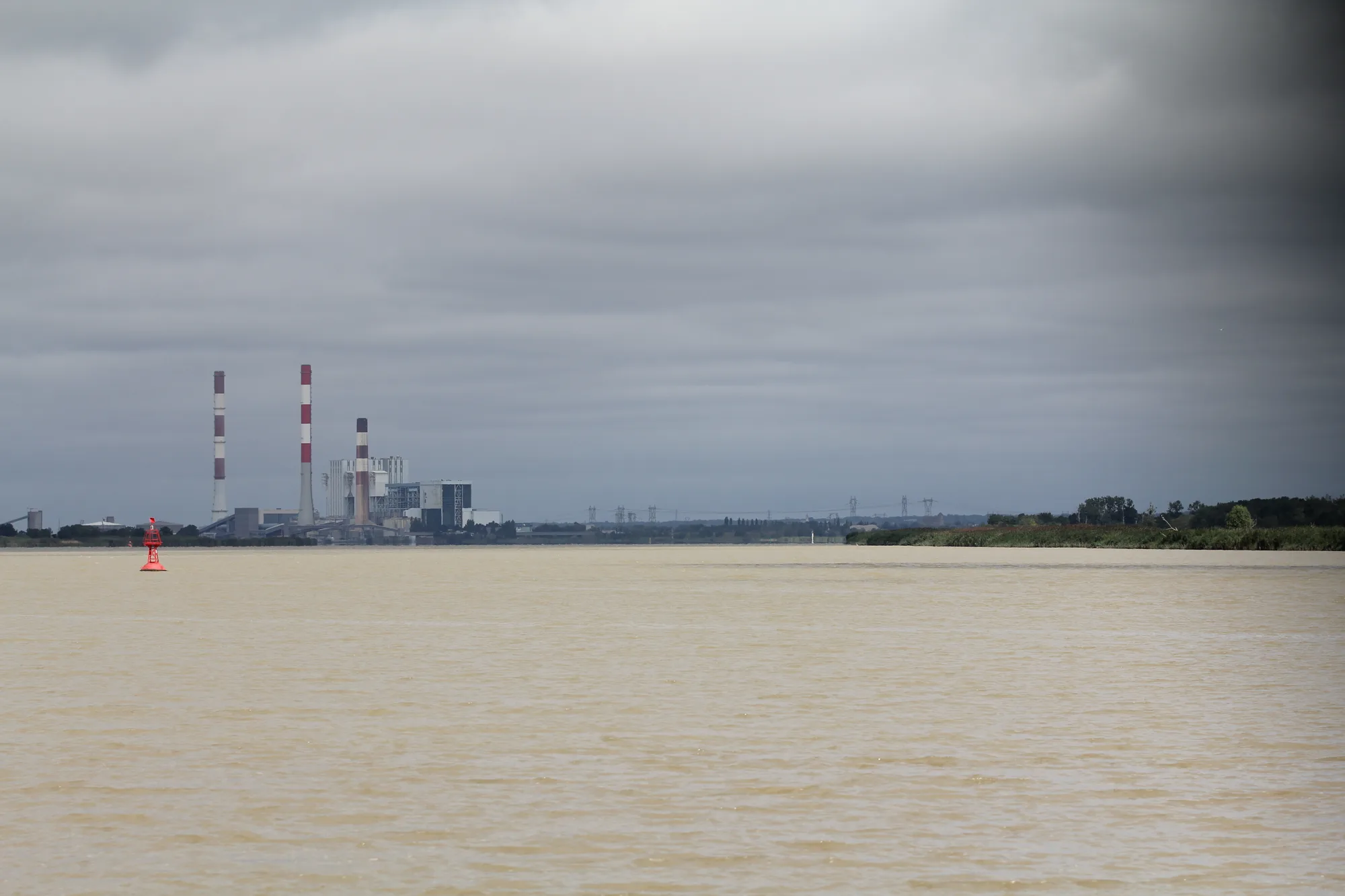Le fleuve ouvre une grande profondeur.