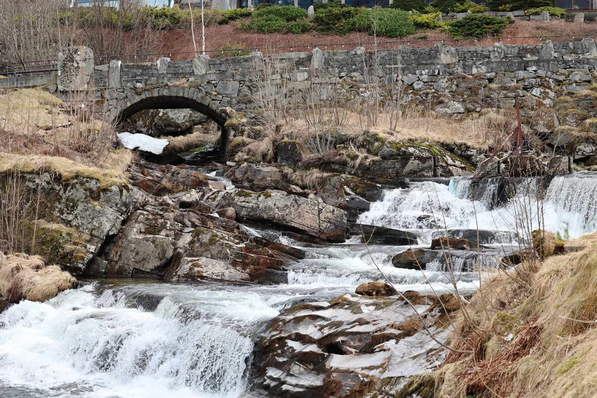 Un pont de pierre au-dessus du torrent.