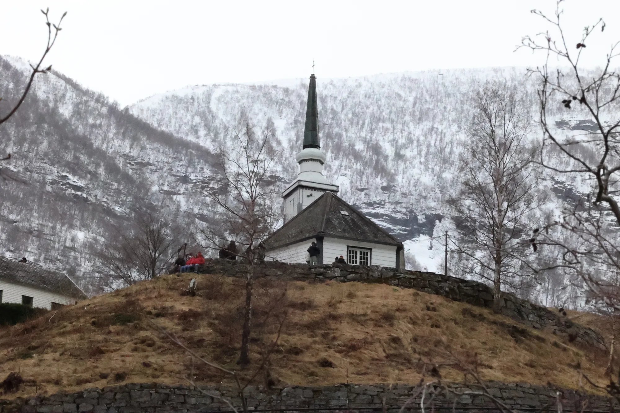 L’église occupe un replat au-dessus du village.