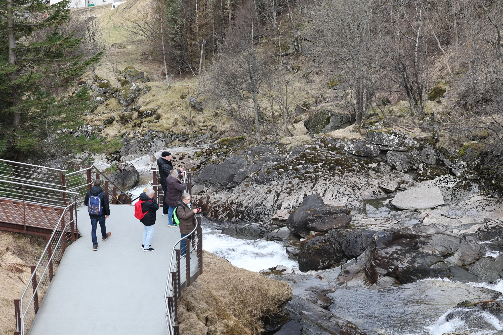 Les passerelles accompagnent la découverte.