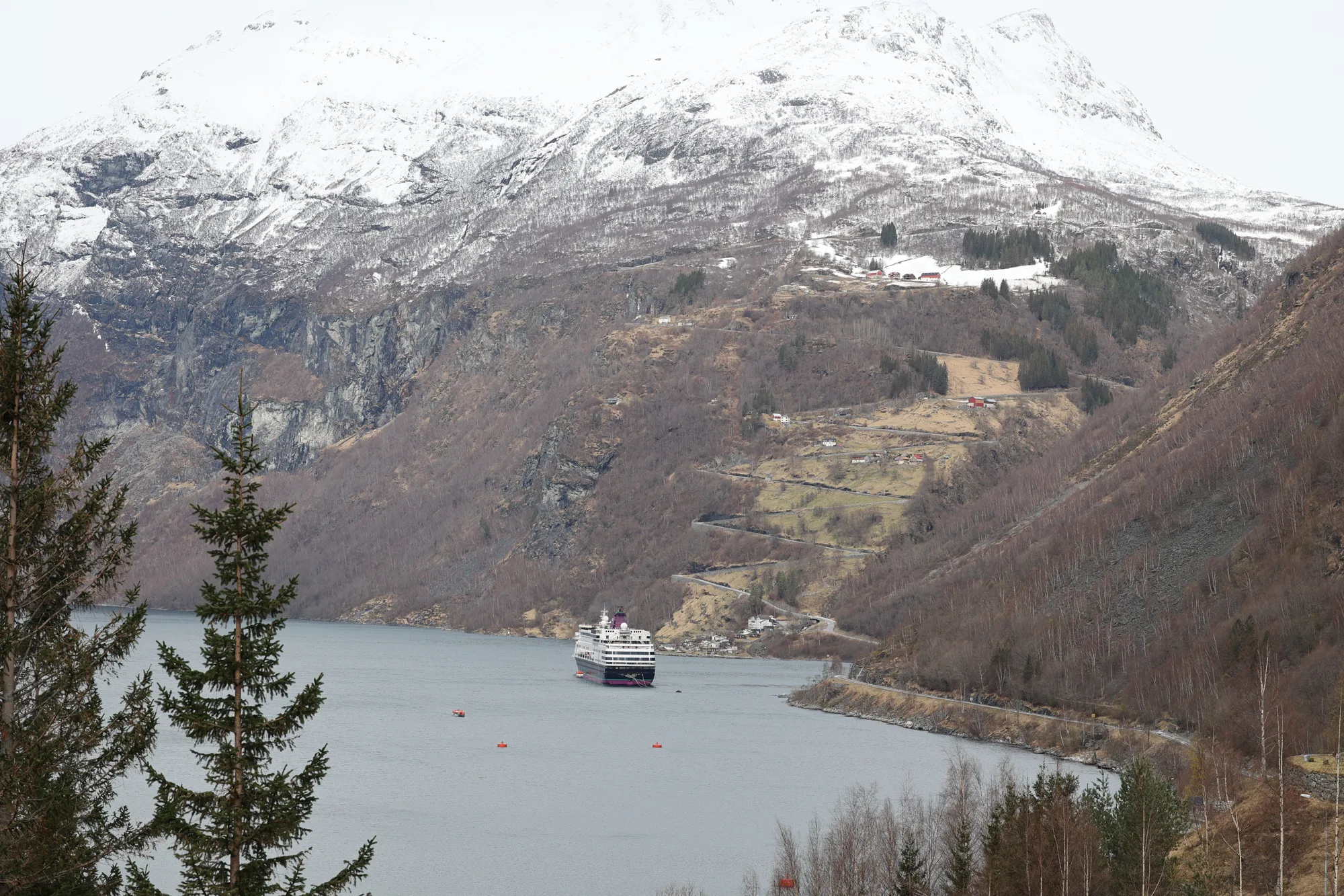 Le fjord réapparaît depuis la pente.