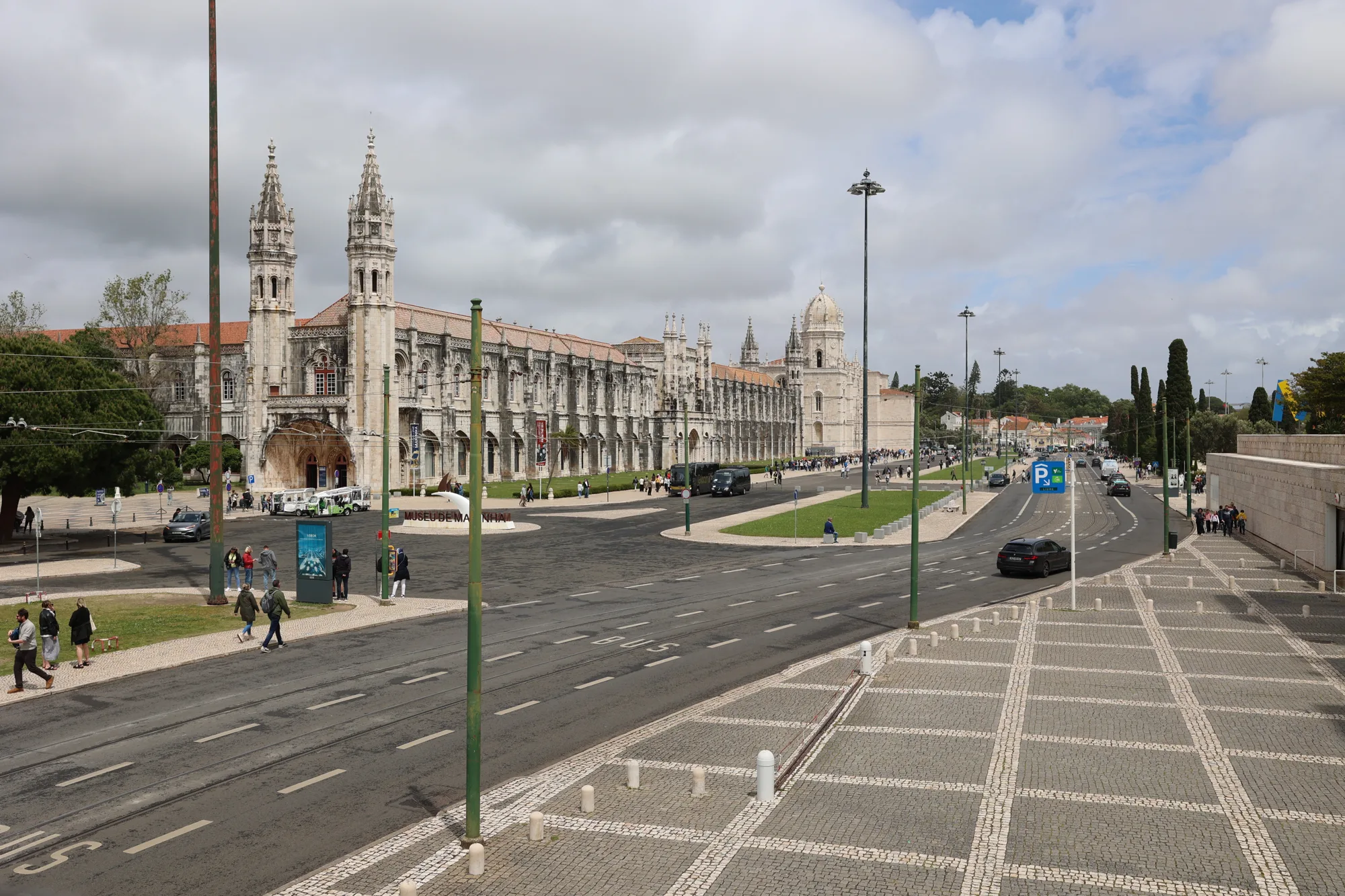 À Belém, regarder les Hiéronymites depuis les jardins.