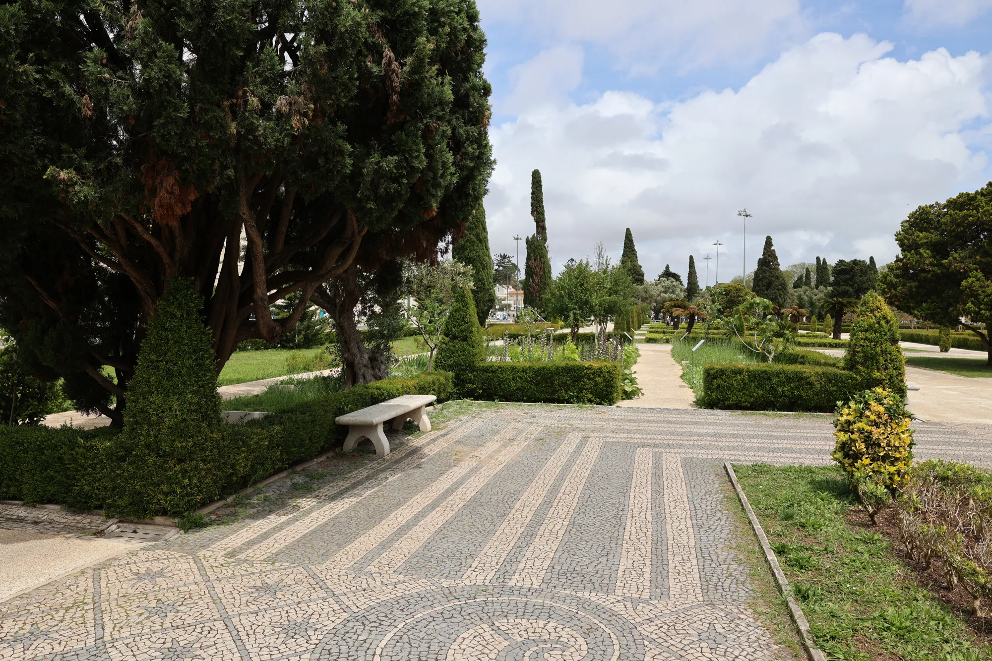 Les allées du jardin conduisent le regard vers le monument.