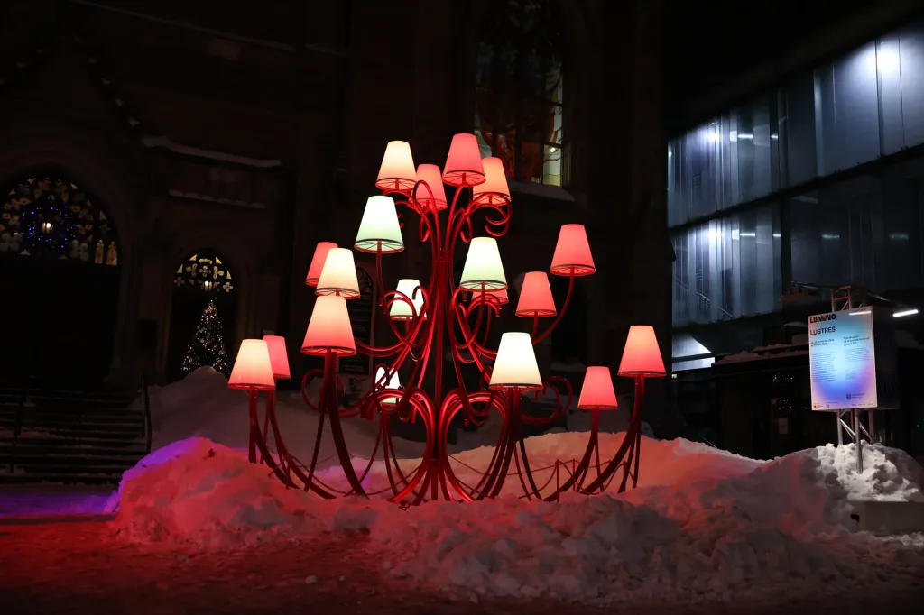 Une installation lumineuse dans la nuit montréalaise.