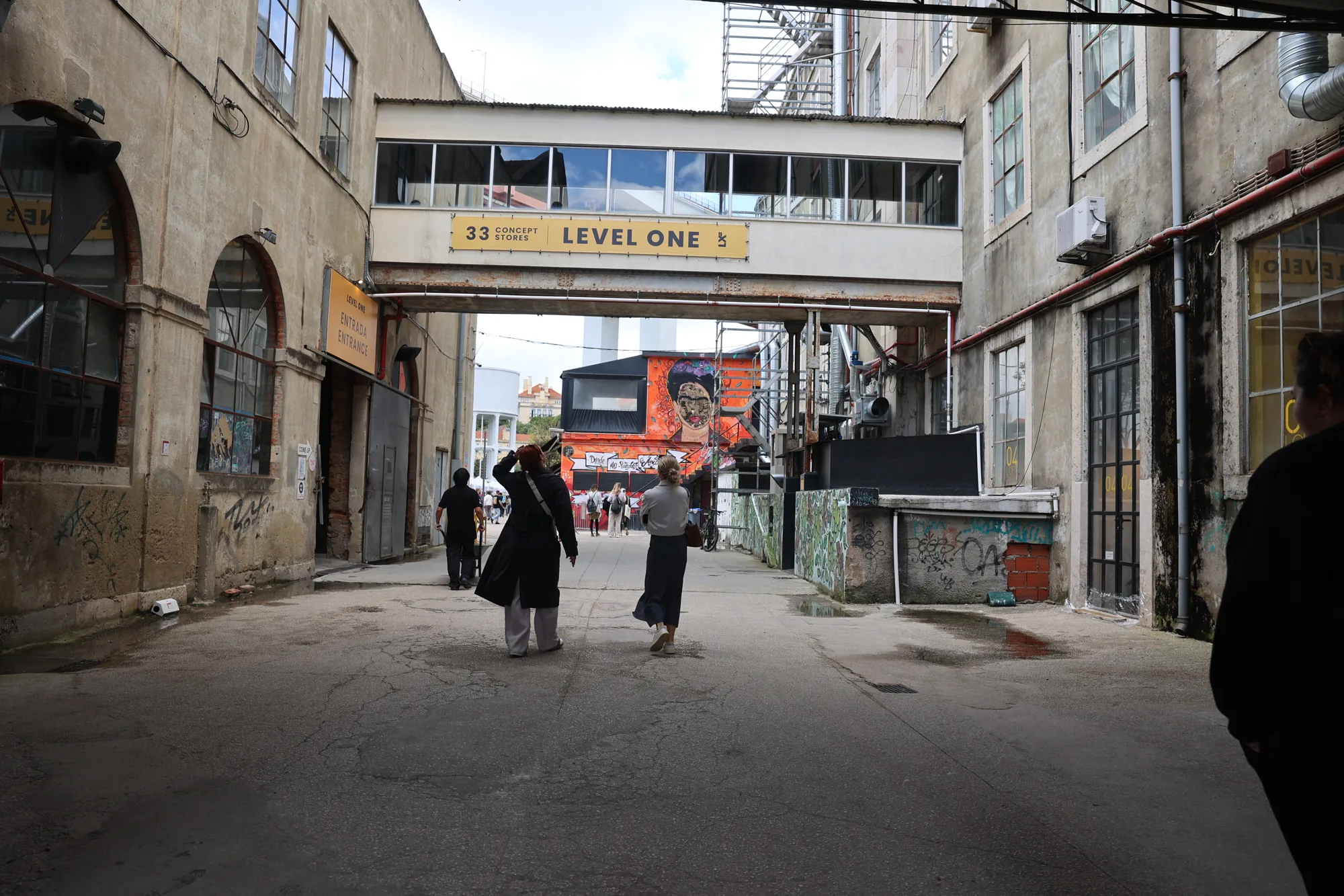 Un passage entre les bâtiments de LX Factory.