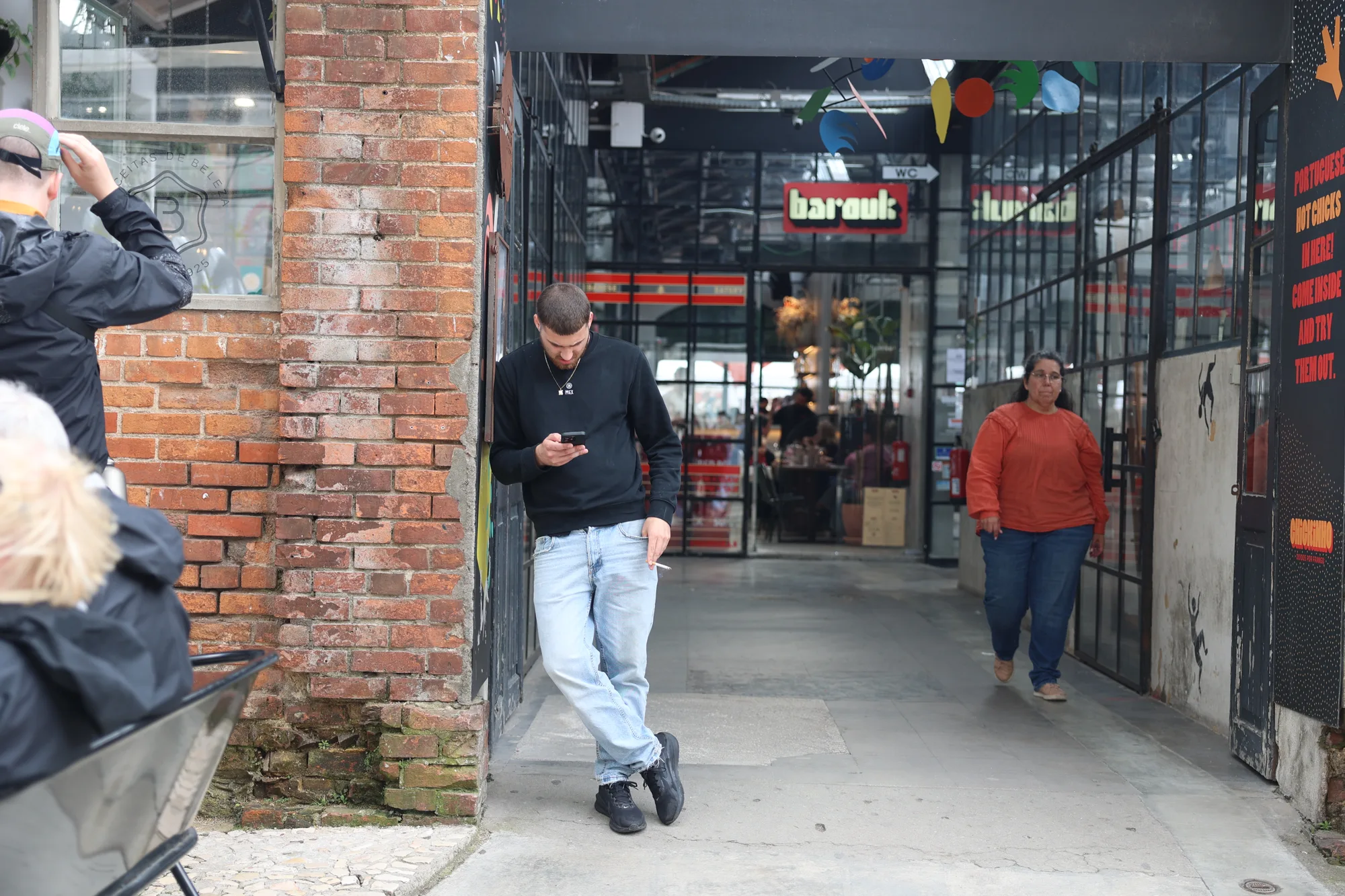 L’entrée de Ler Devagar dans son cadre de brique et de métal.