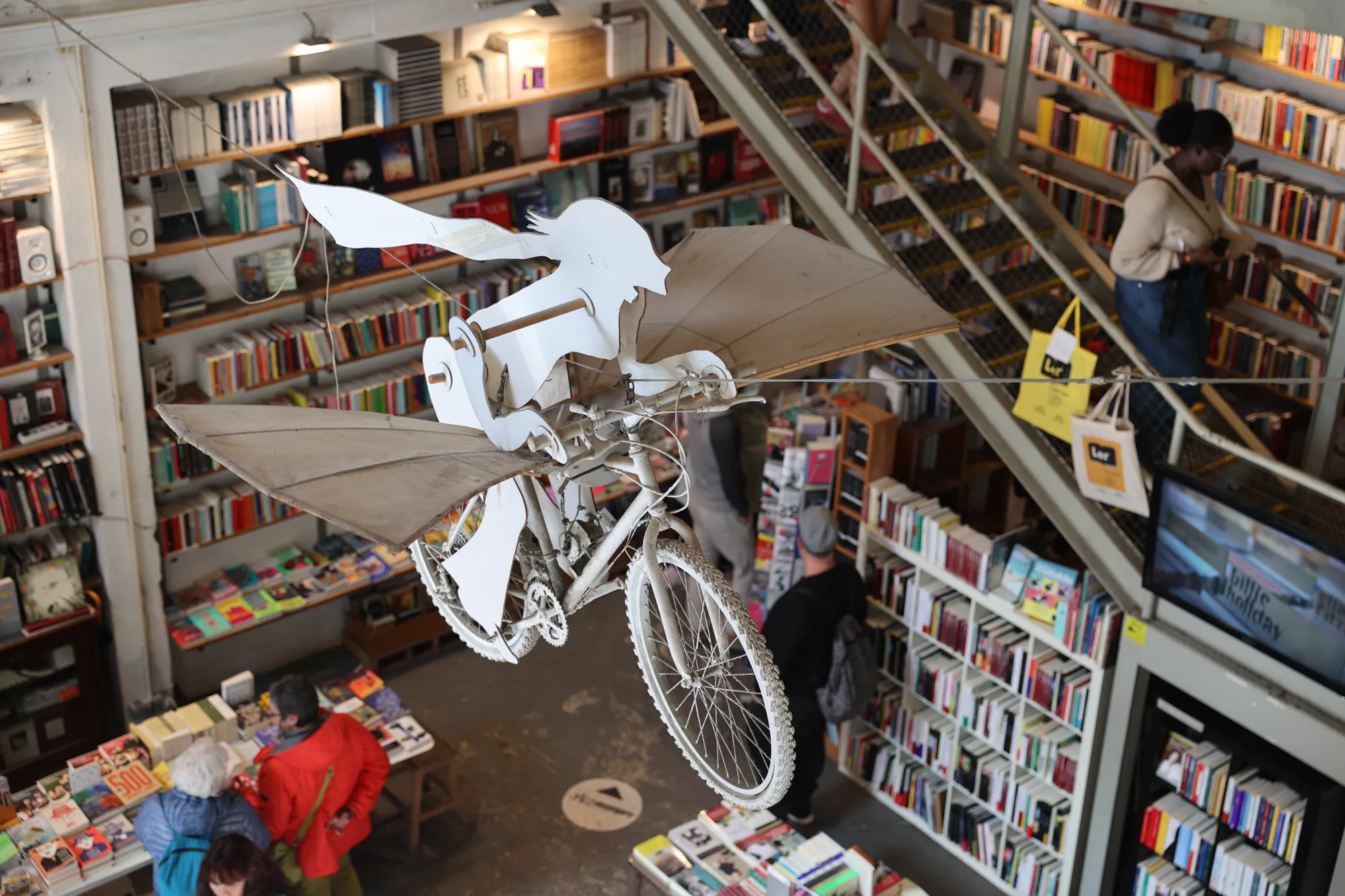 La bicyclette suspendue au-dessus des livres.