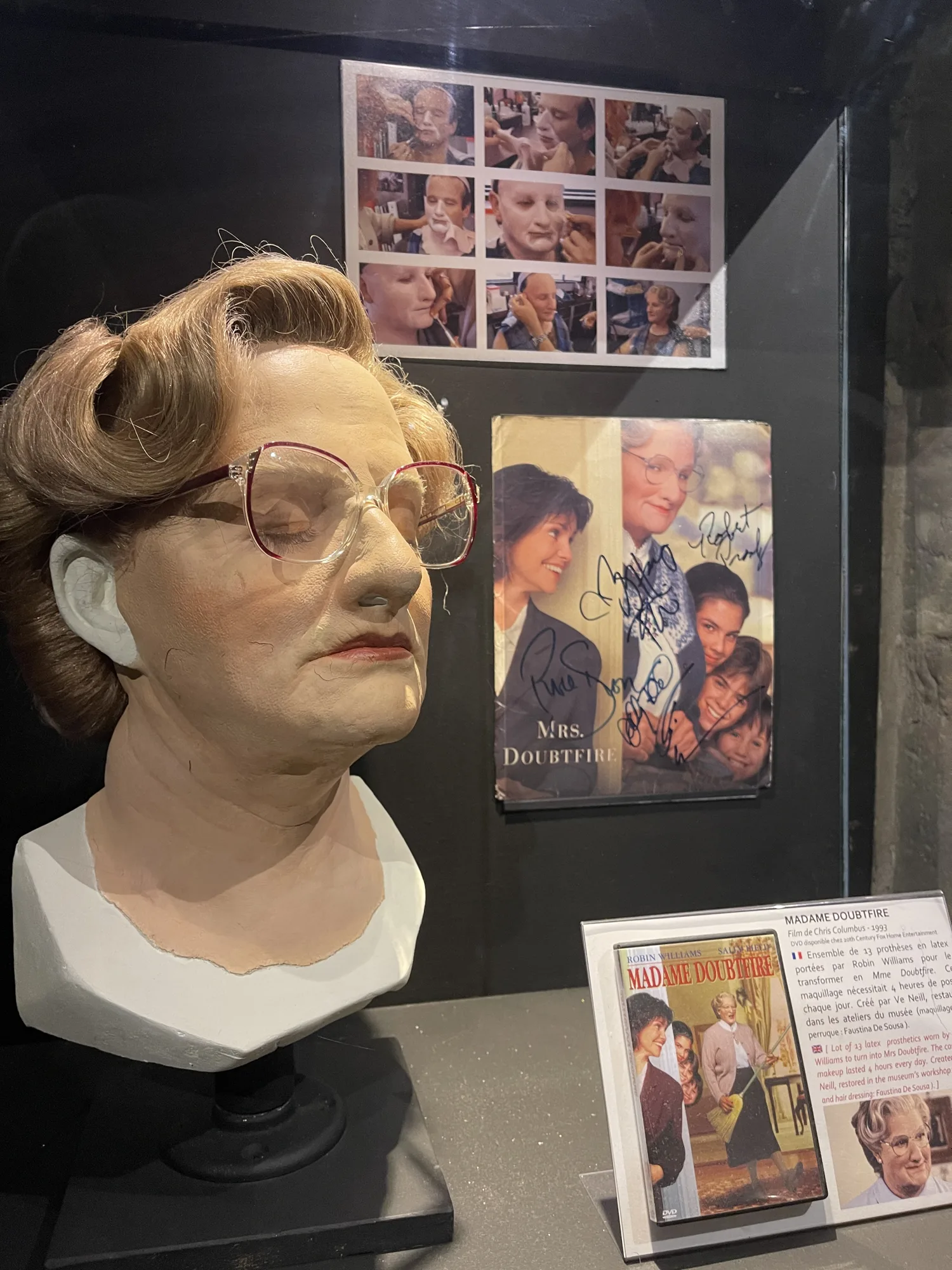 Un visage exposé révèle le travail des volumes et des matières.