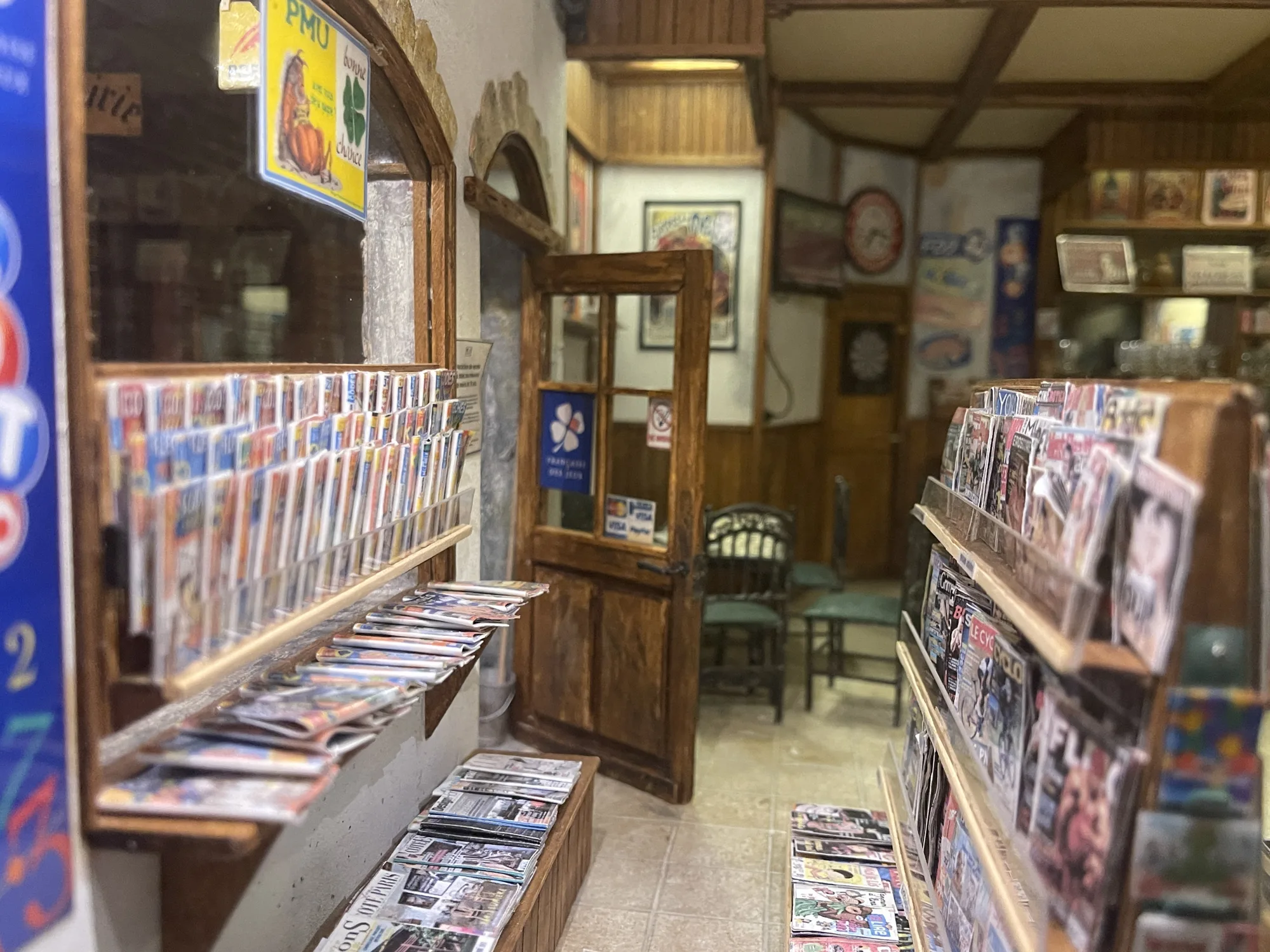Étagères et objets composent l’intérieur d’une scène miniature.