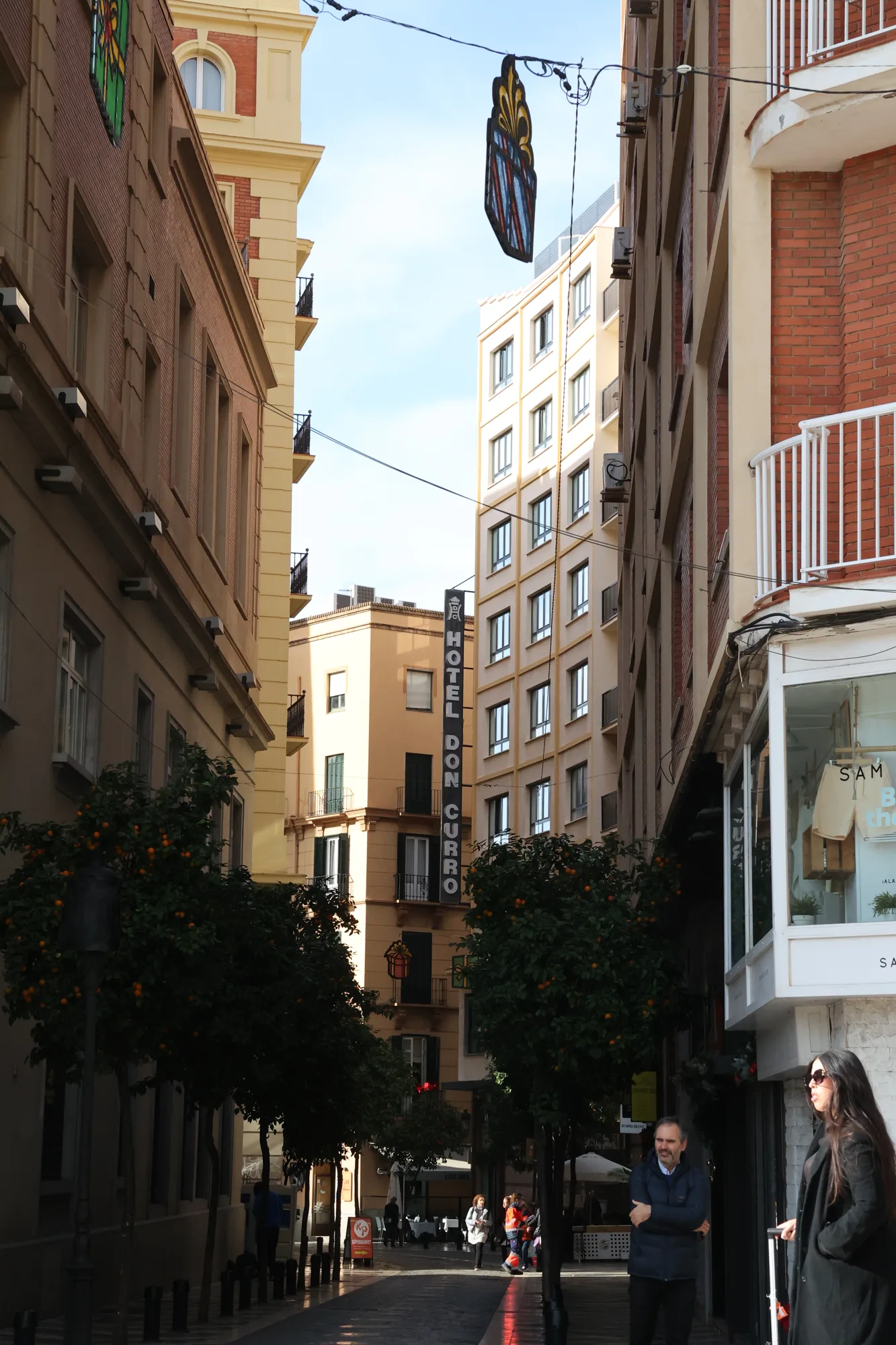 Au bout d’une rue, la tour devient un repère dans le centre ancien.