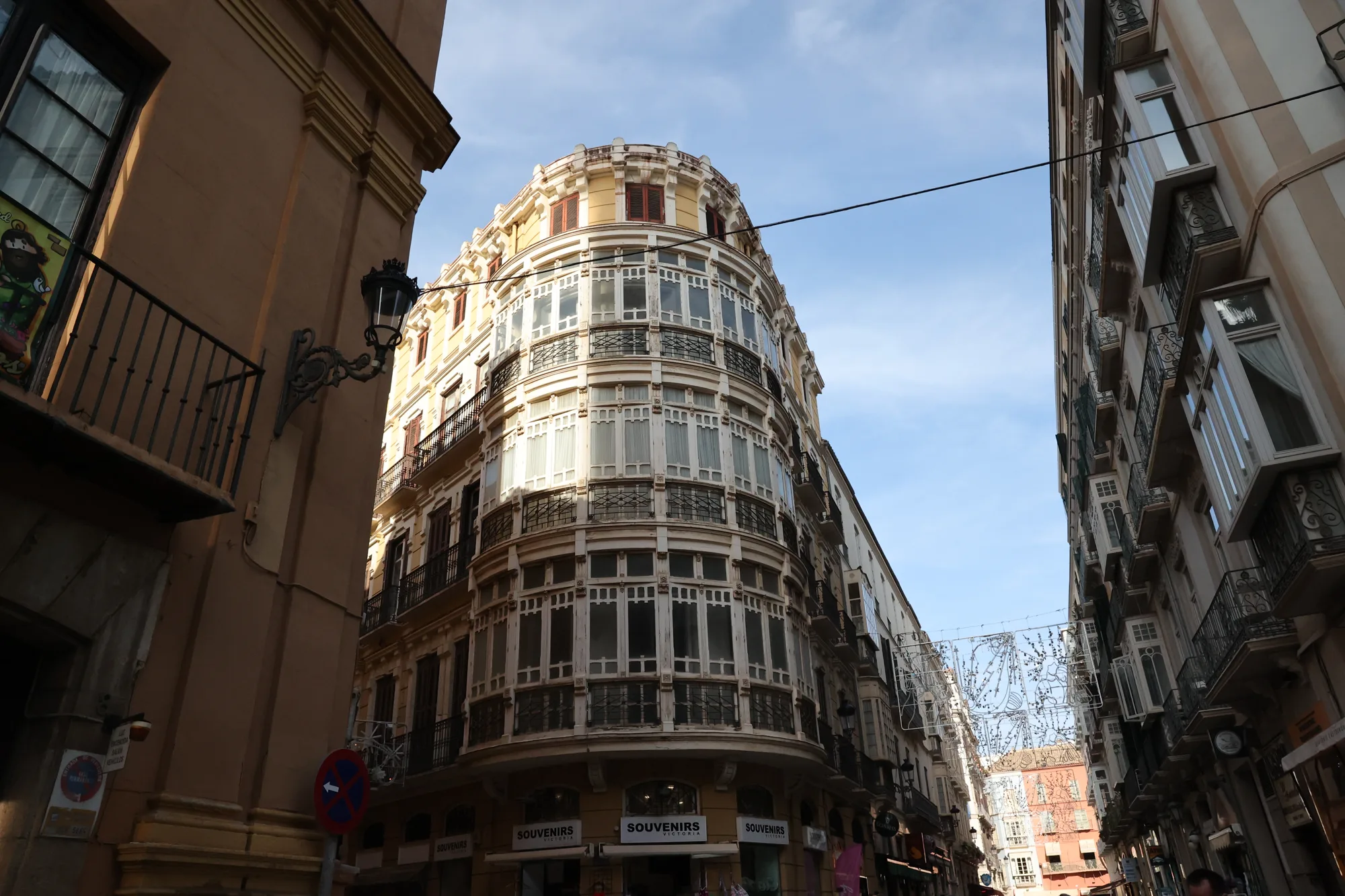 Une façade arrondie au débouché d’une rue.