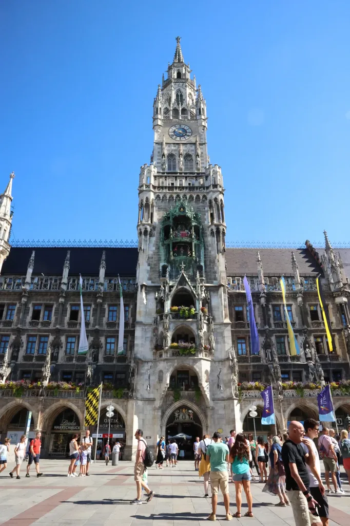 Le Neues Rathaus domine Marienplatz.