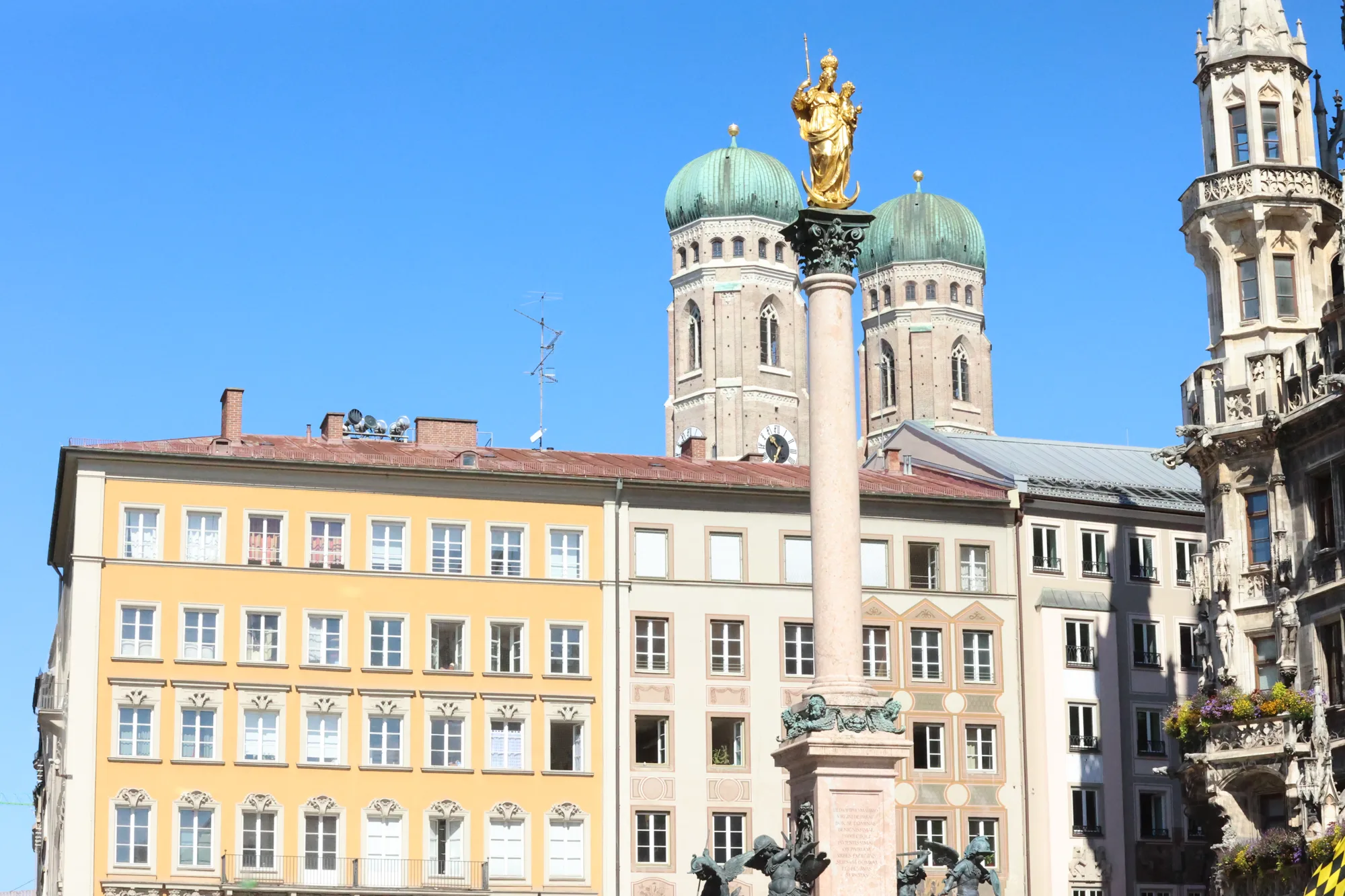 Les tours de la Frauenkirche entre les façades.