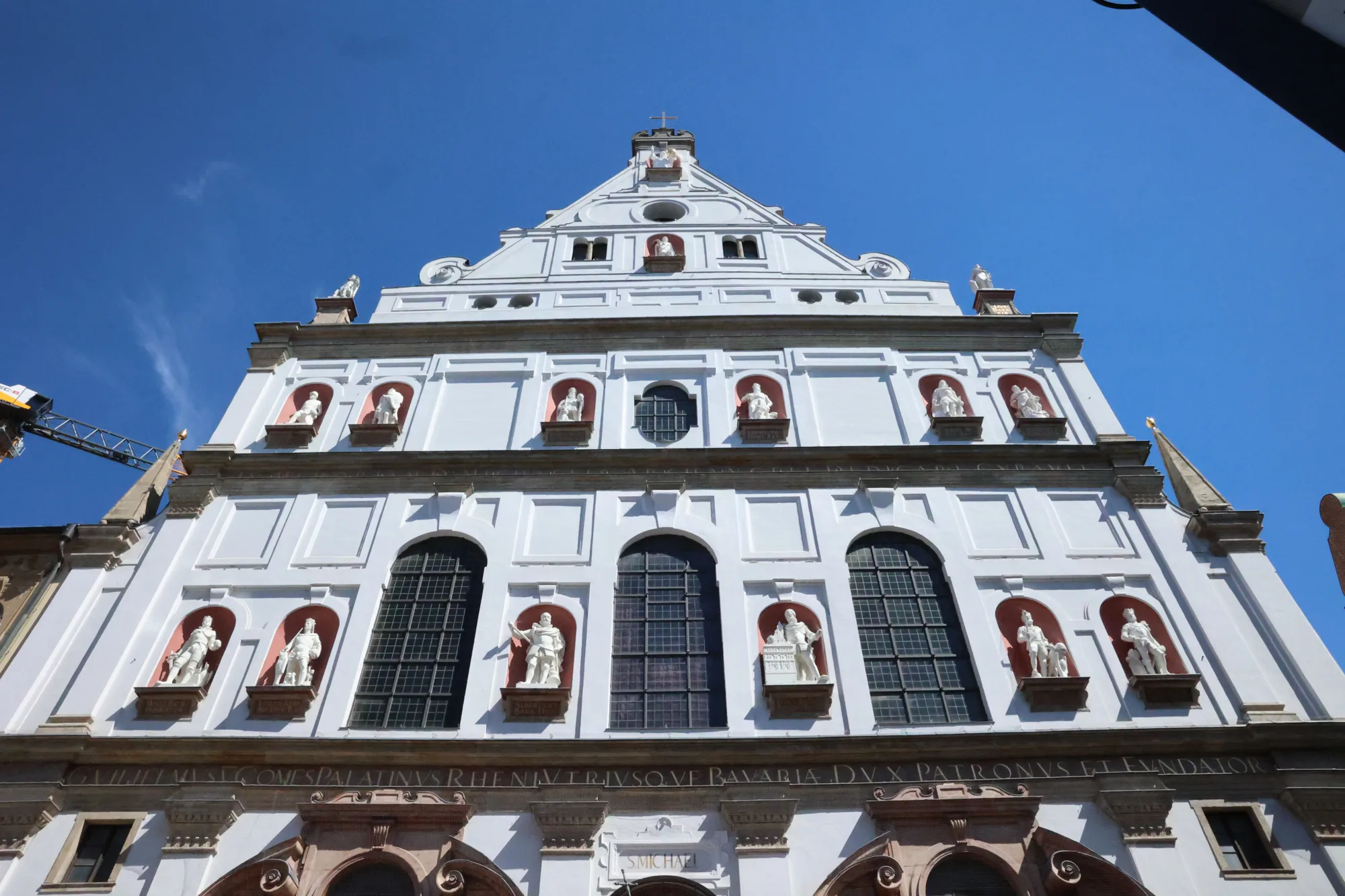 La façade de l’église Saint-Michel.