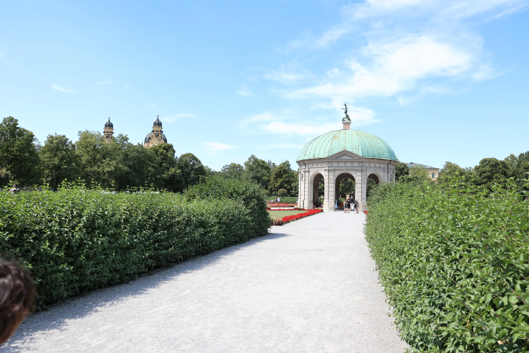 Le pavillon et les allées du Hofgarten.