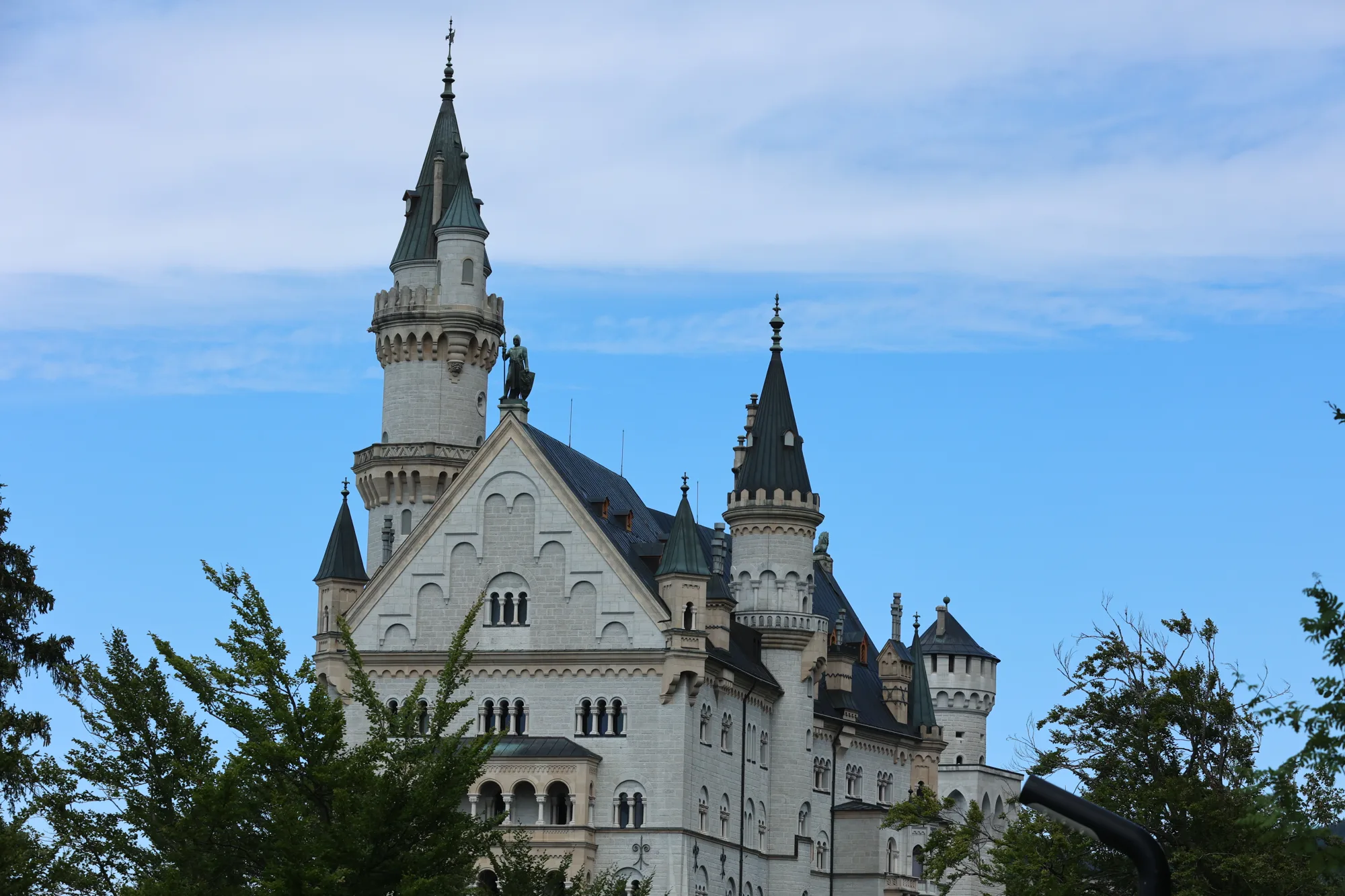 Hohenschwangau et Neuschwanstein : deux châteaux face aux Alpes