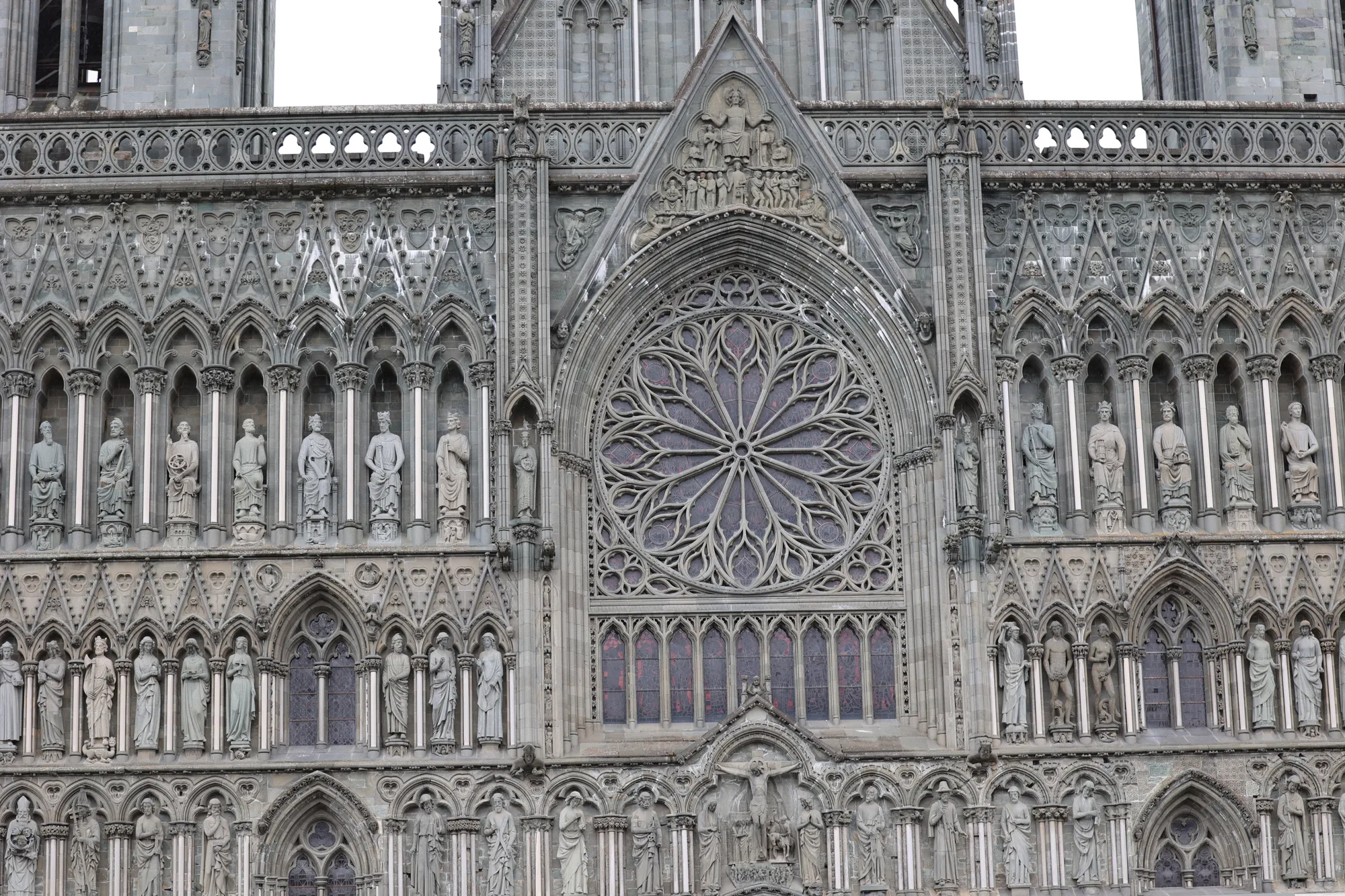 La rose et les sculptures de la façade occidentale.