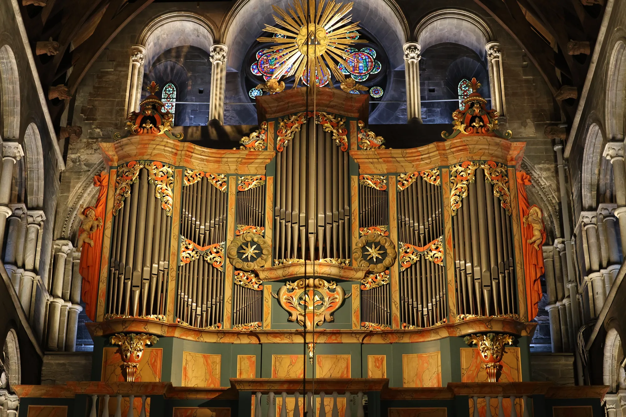 Le buffet de l’orgue baroque.