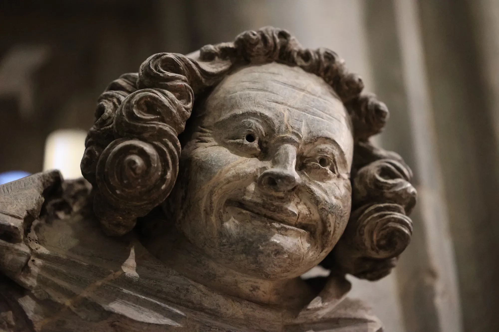 Un visage sculpté rapproche le regard de la matière.