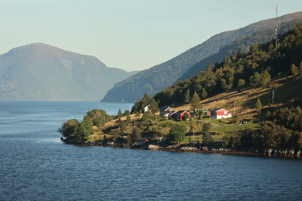 Les rives du fjord et leurs reliefs successifs.