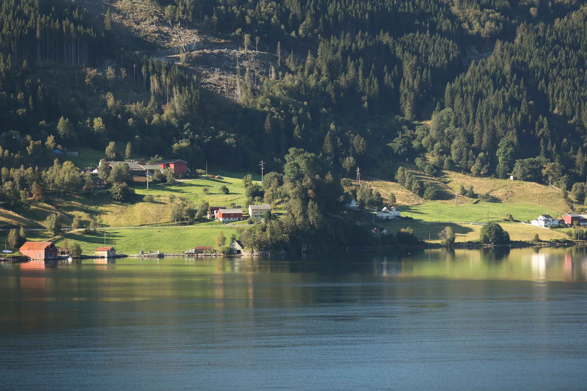 L’approche par l’eau ouvre un panorama.