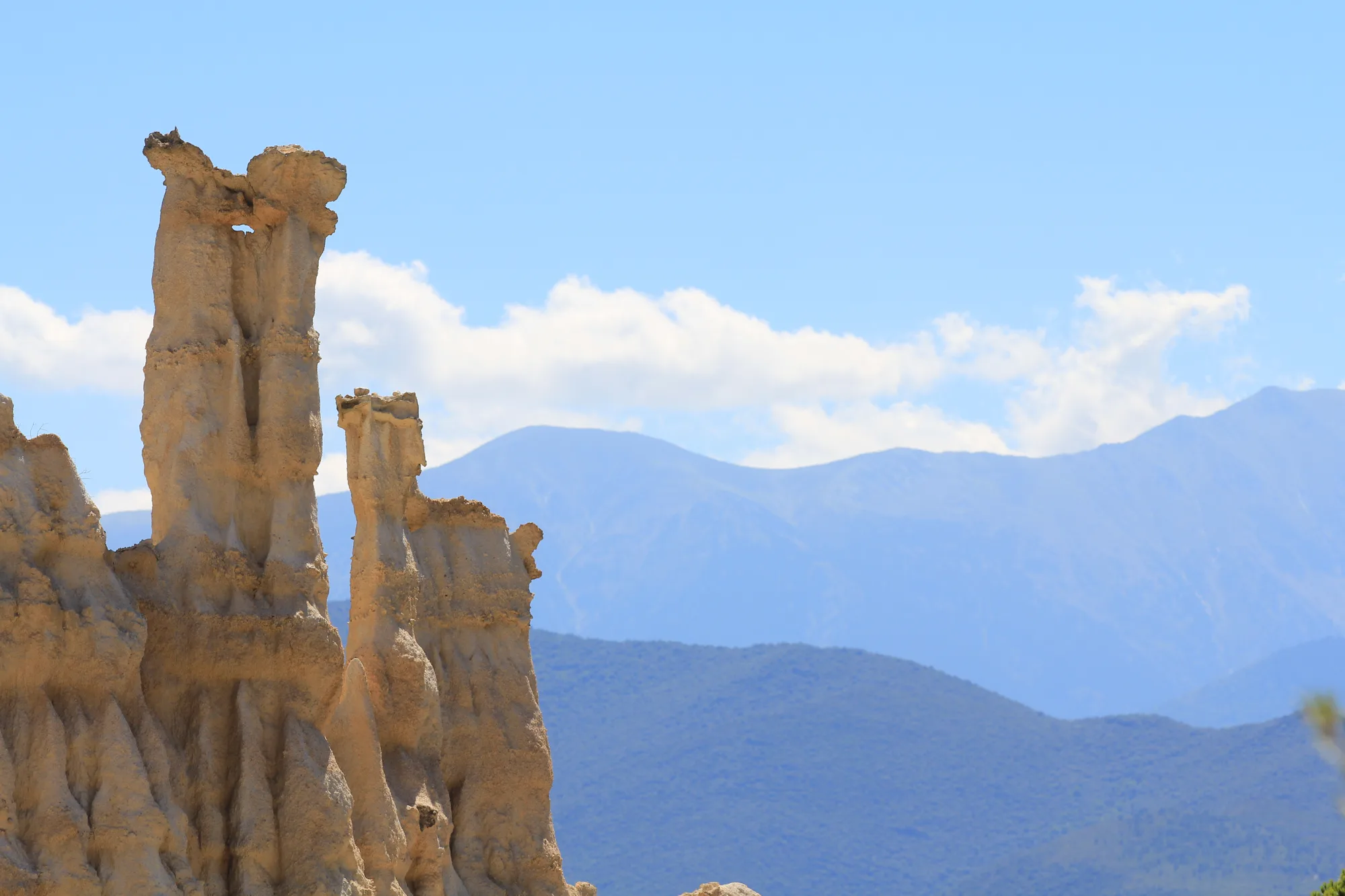 Les Orgues devant le paysage montagneux.