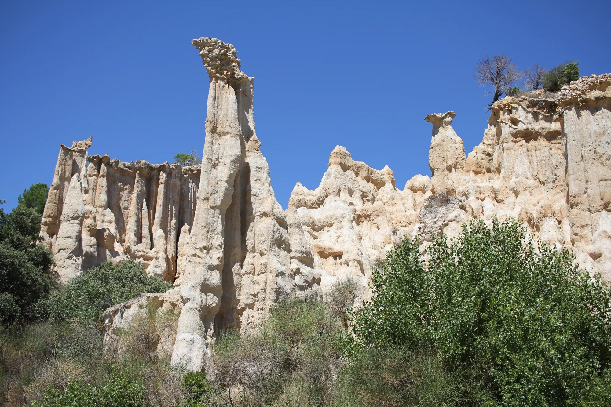 Les colonnes se détachent de la paroi.