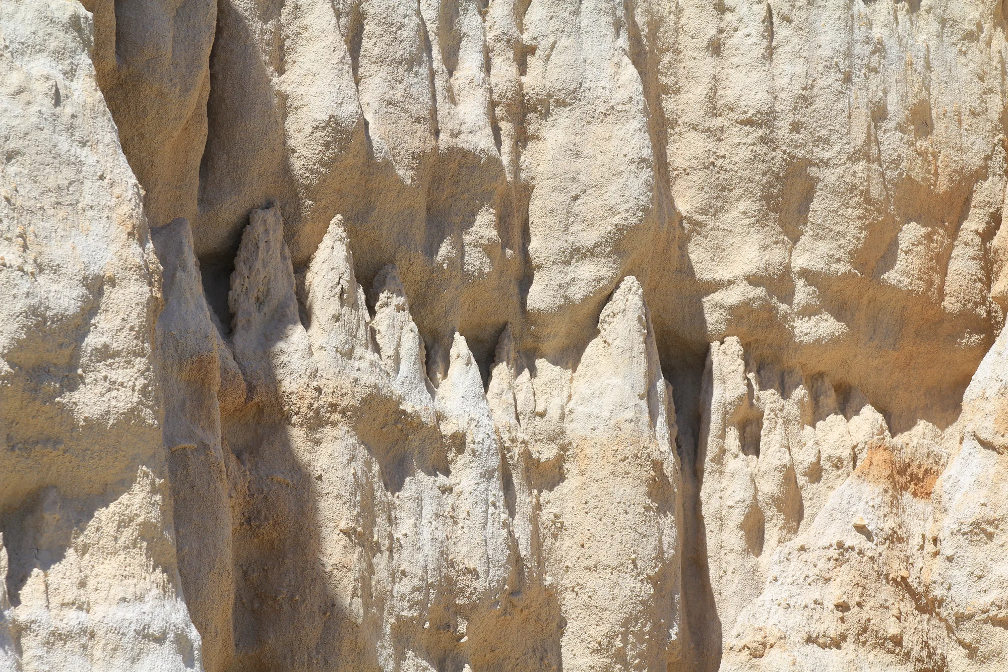 Creux et arêtes dans la matière claire.