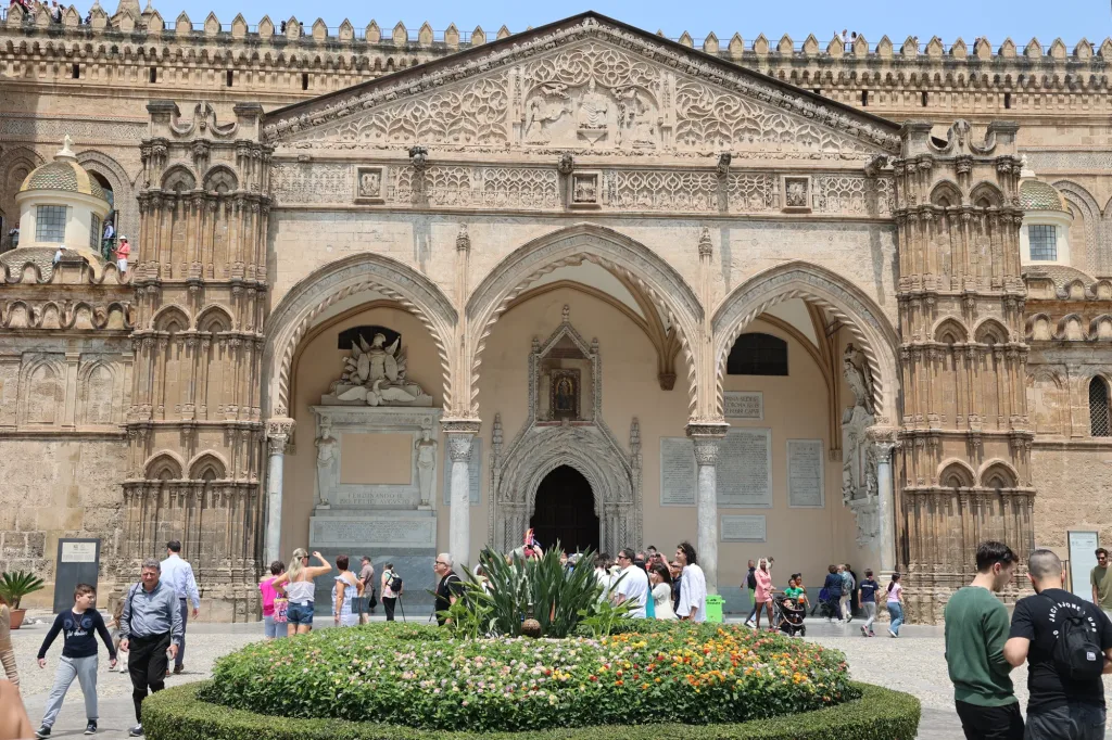 Le porche de la cathédrale de Palerme et ses arcs décorés.