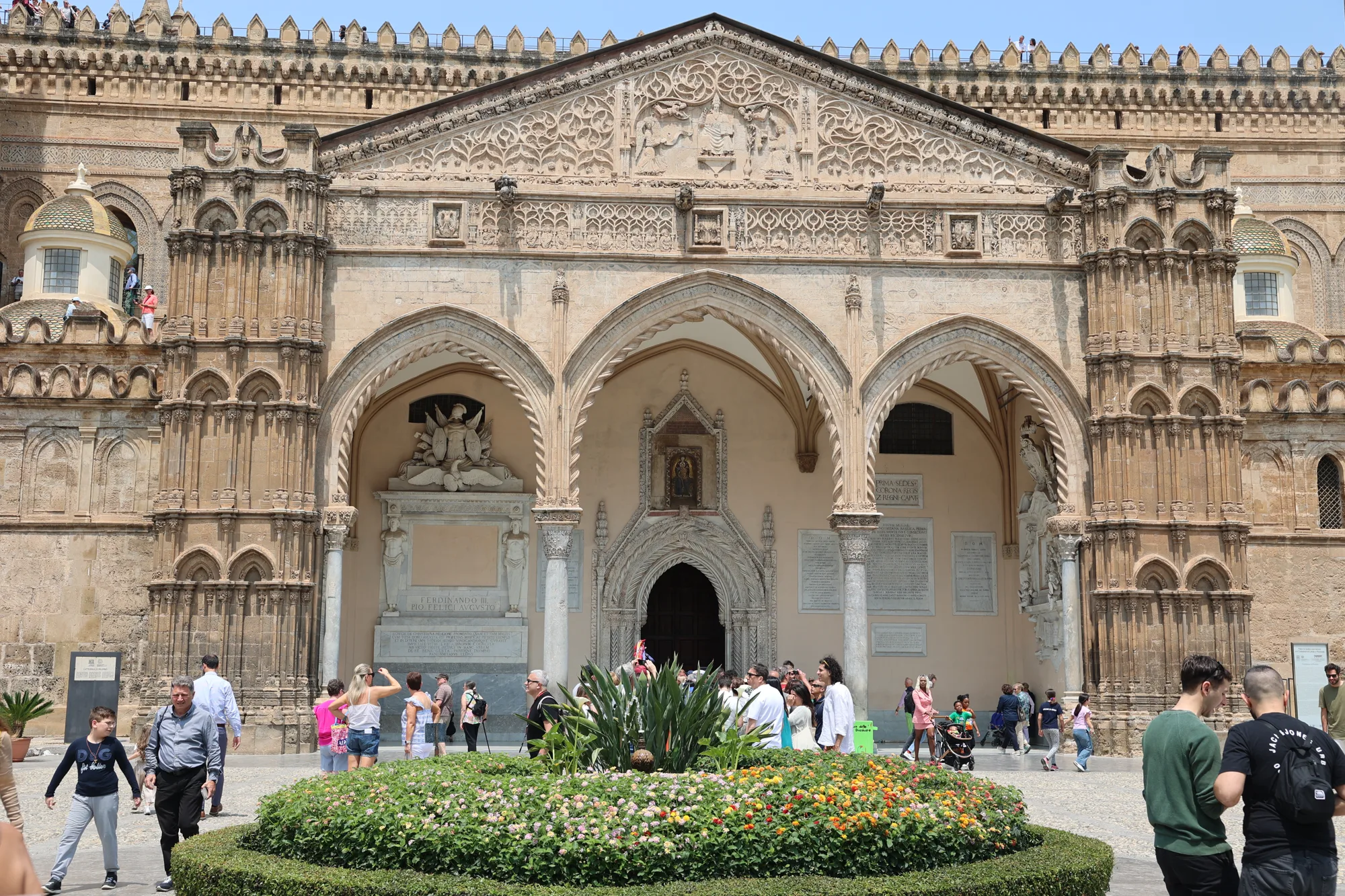 Le porche de la cathédrale de Palerme et ses arcs décorés.