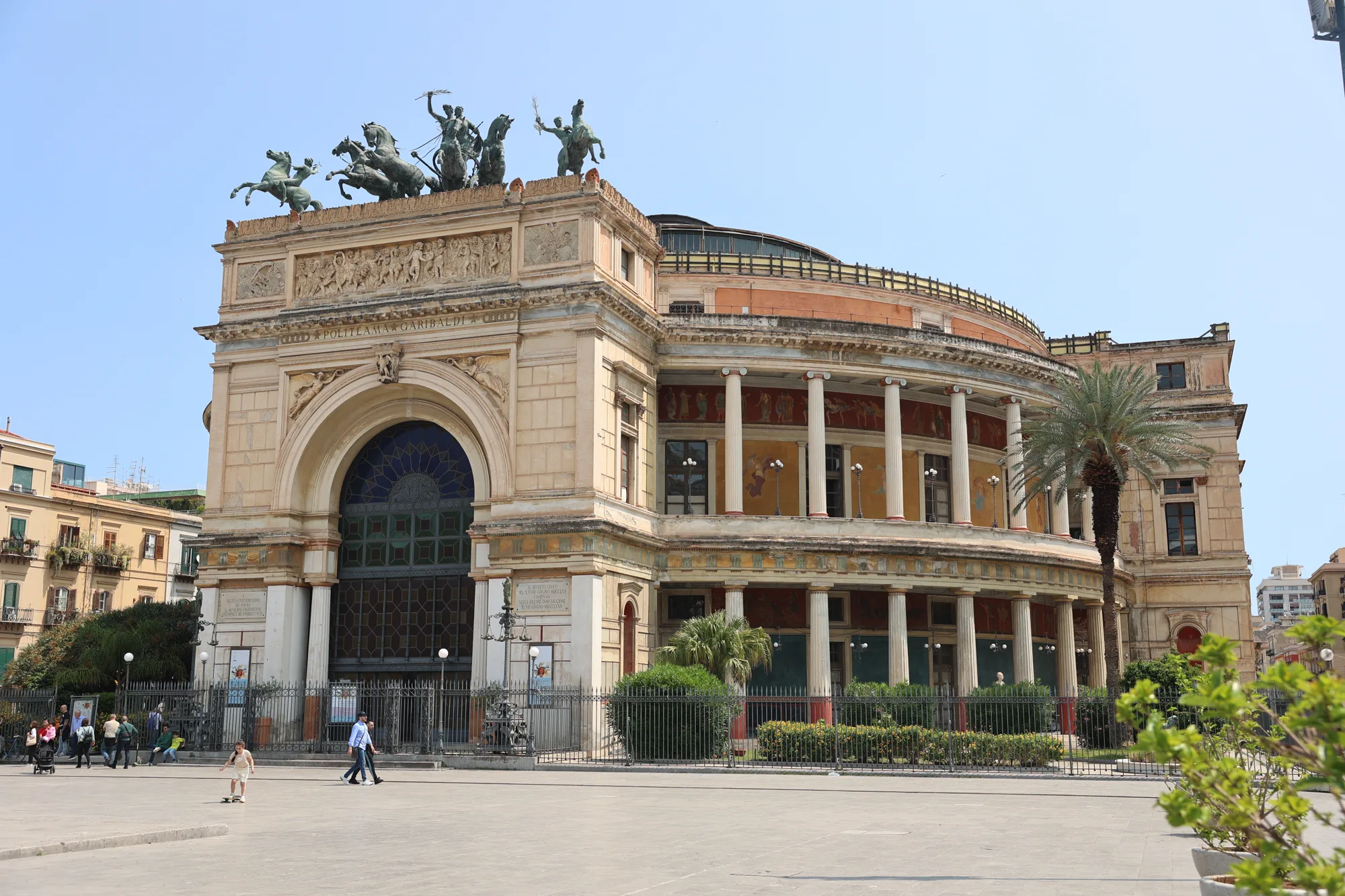 Le Politeama et son entrée monumentale.
