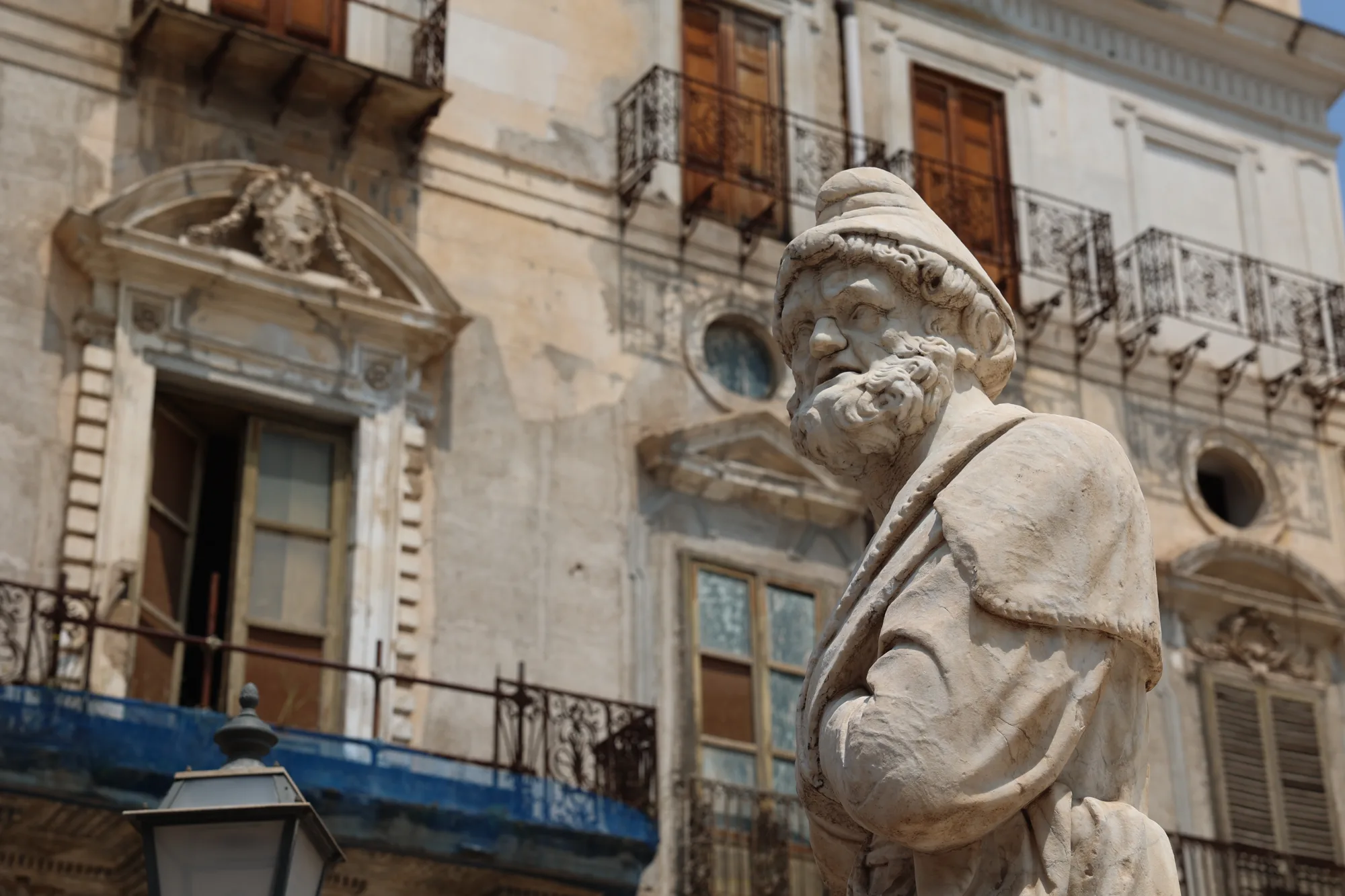 Un détail sculpté au-dessus de la rue.