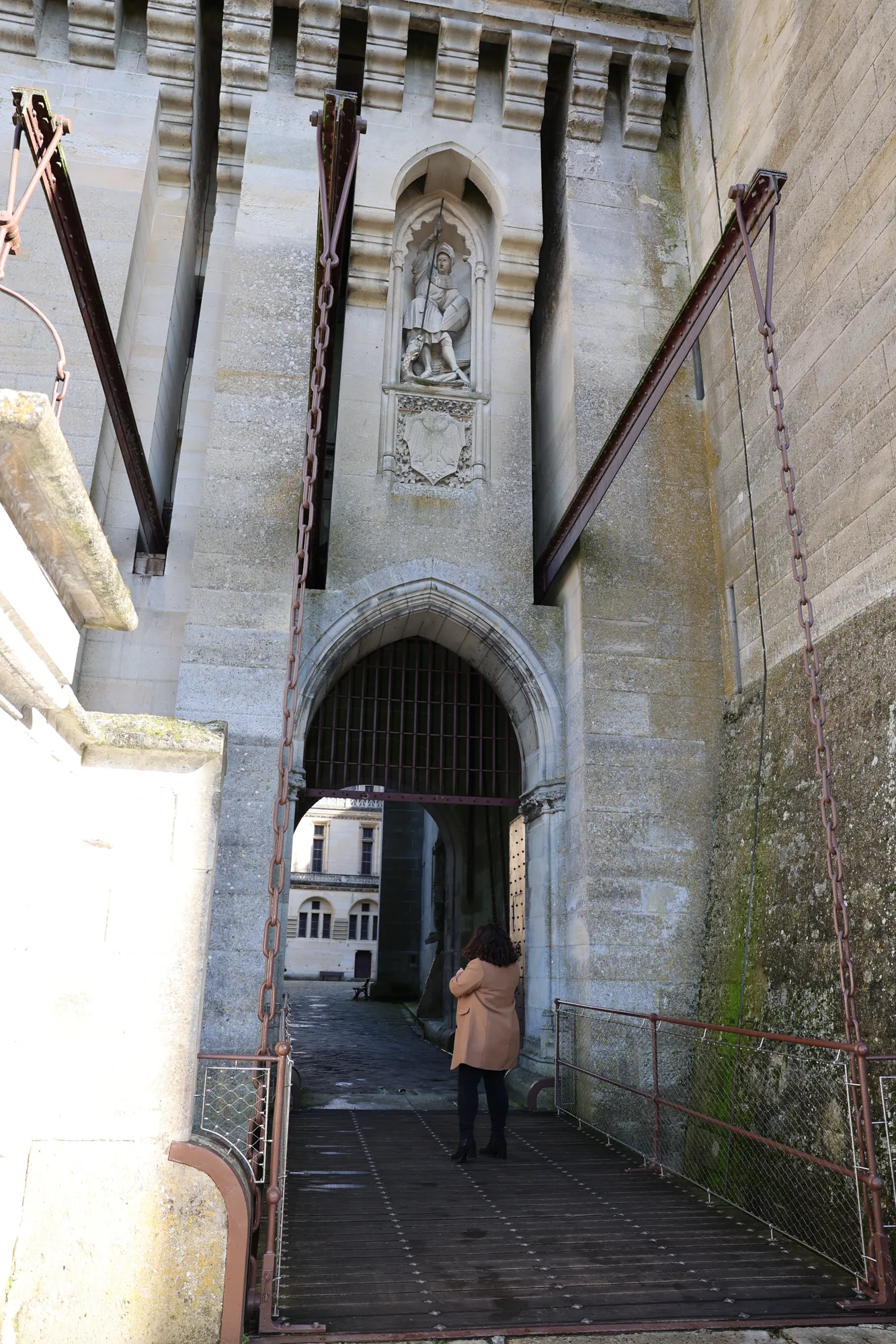 À l’entrée du château, la verticalité des murs resserre le regard vers le passage.