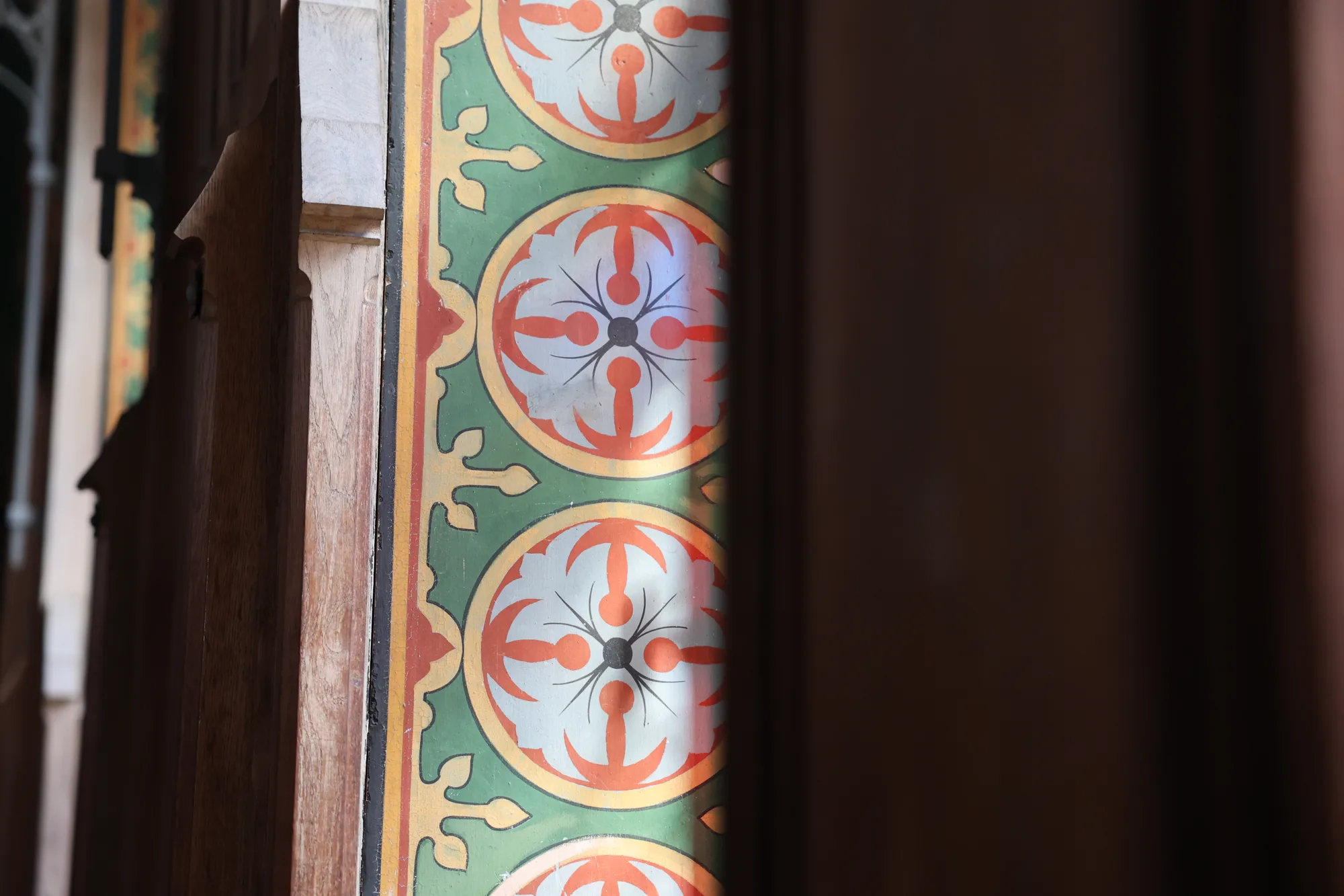 Un décor peint fait entrer la couleur dans le récit de la pierre.
