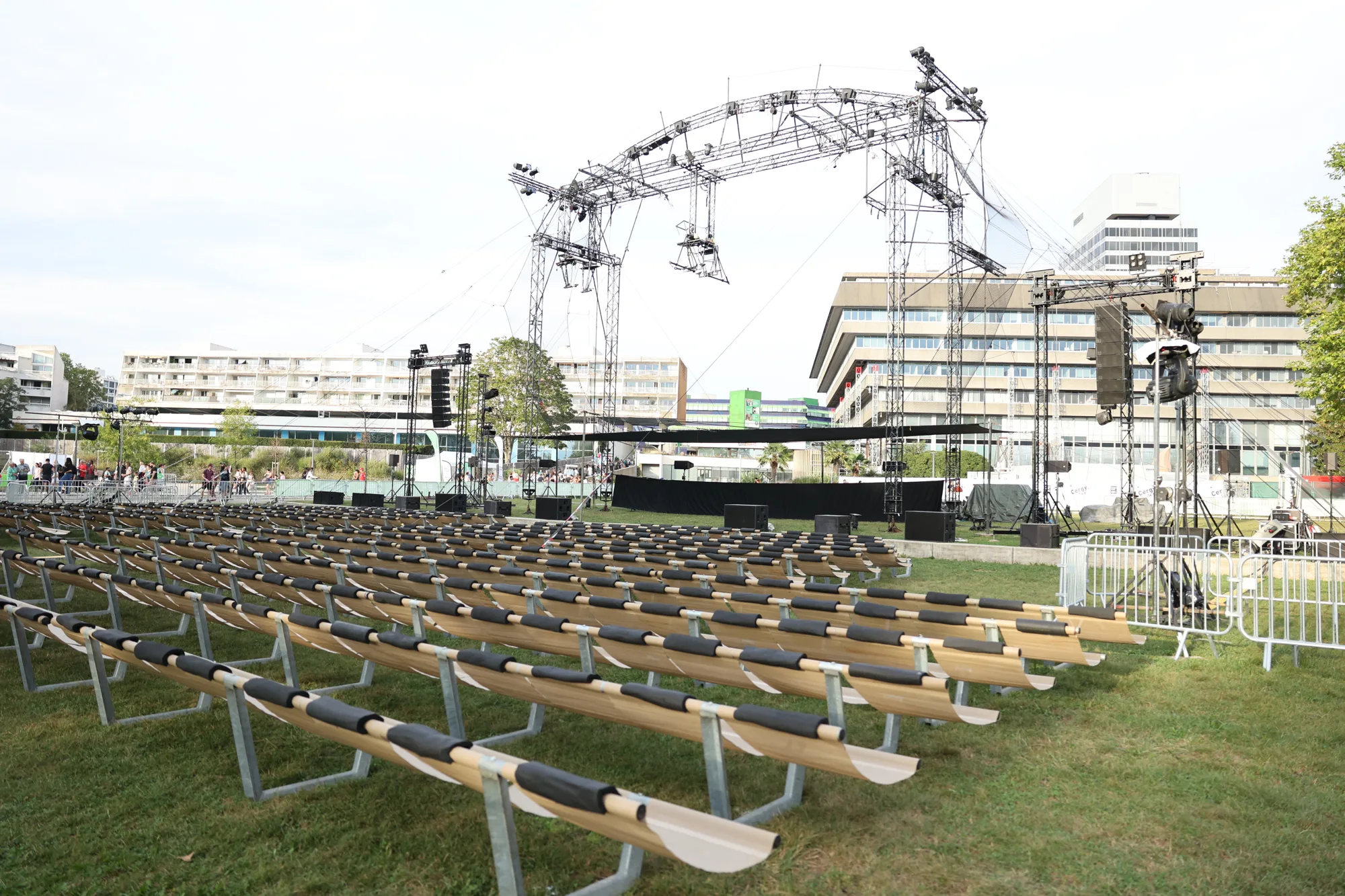 L’installation avant la représentation, dans le parc François-Mitterrand.