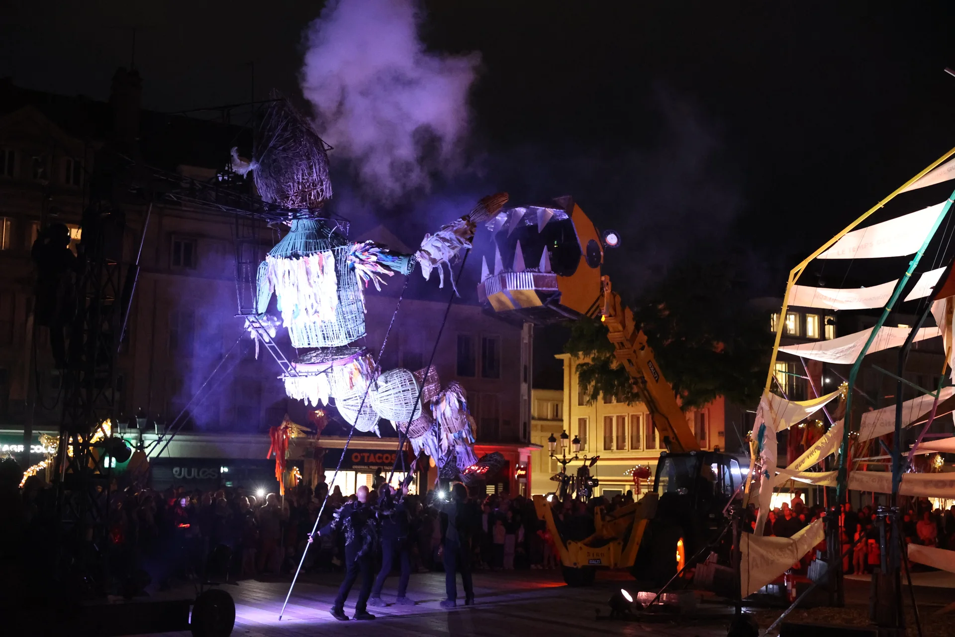 Plume dans la fumée violette, près de sa cabane, avec les manipulateurs visibles.