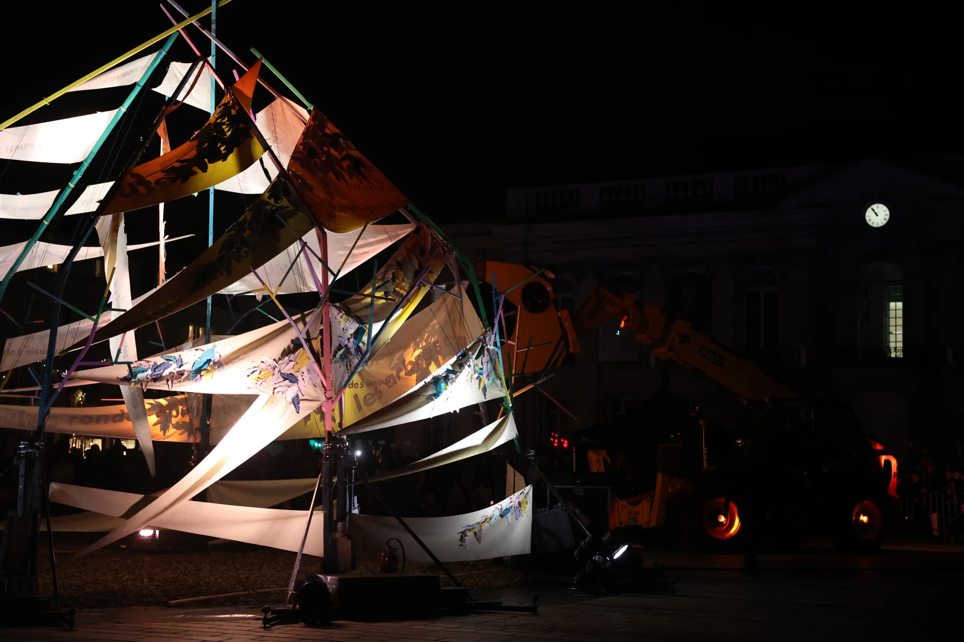 La structure ajourée de la cabane de Plume, éclairée la nuit à Beauvais.