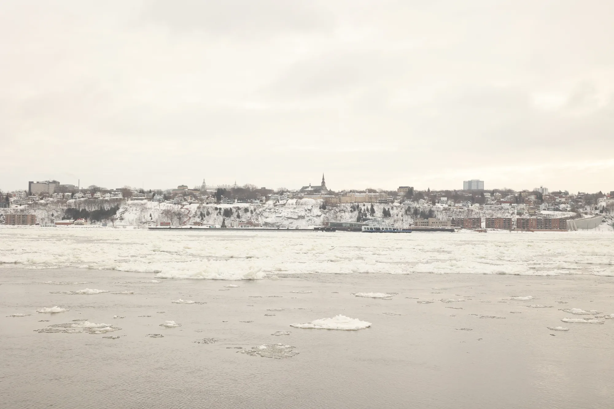 Sur le Saint-Laurent, l’eau et les glaces composent un paysage presque monochrome.