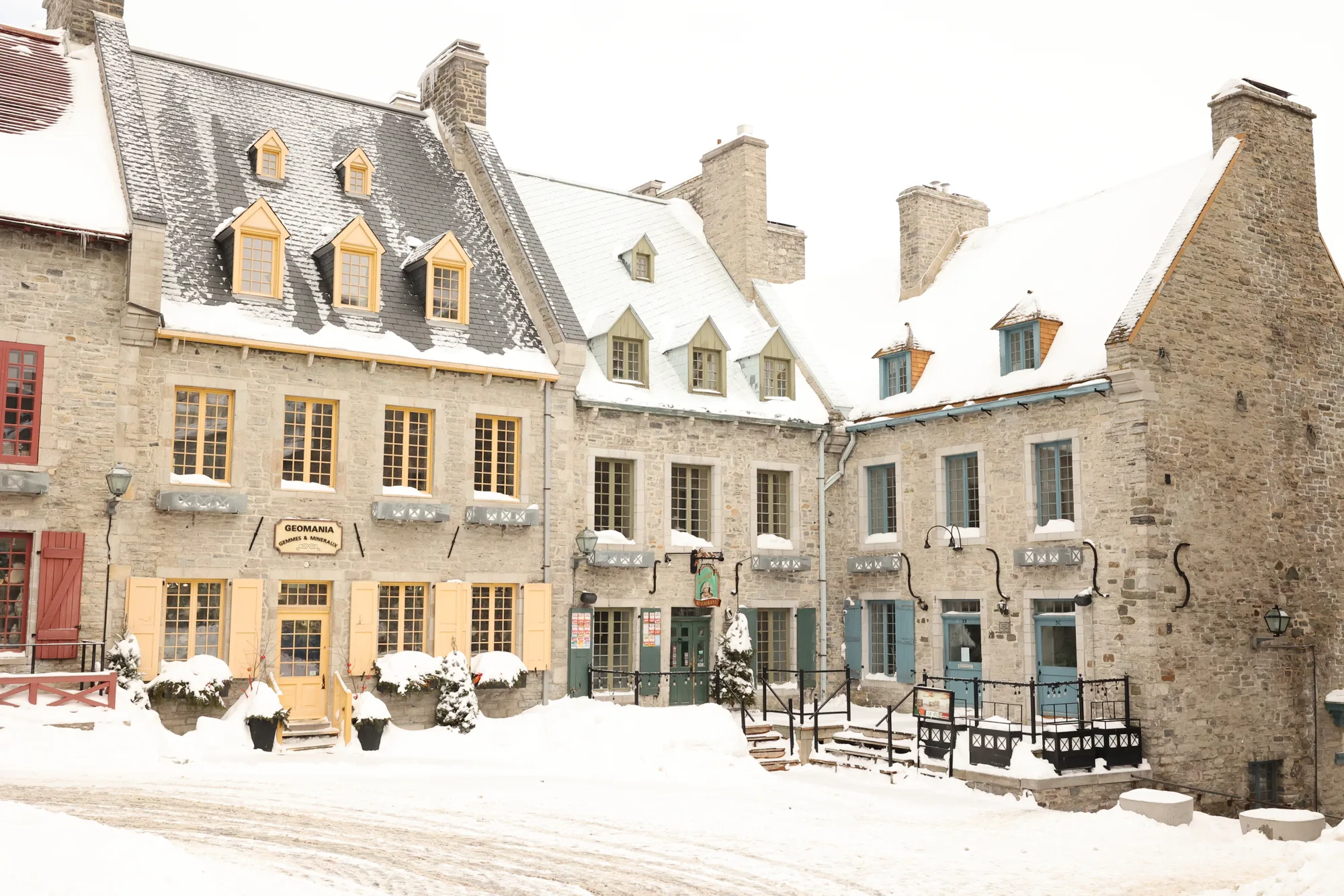 Place Royale, la neige souligne les toitures et les façades de pierre.