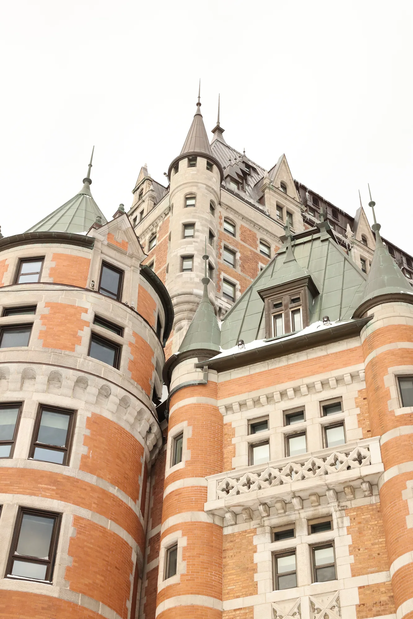 Brique, pierre et toitures composent la silhouette du château Frontenac.