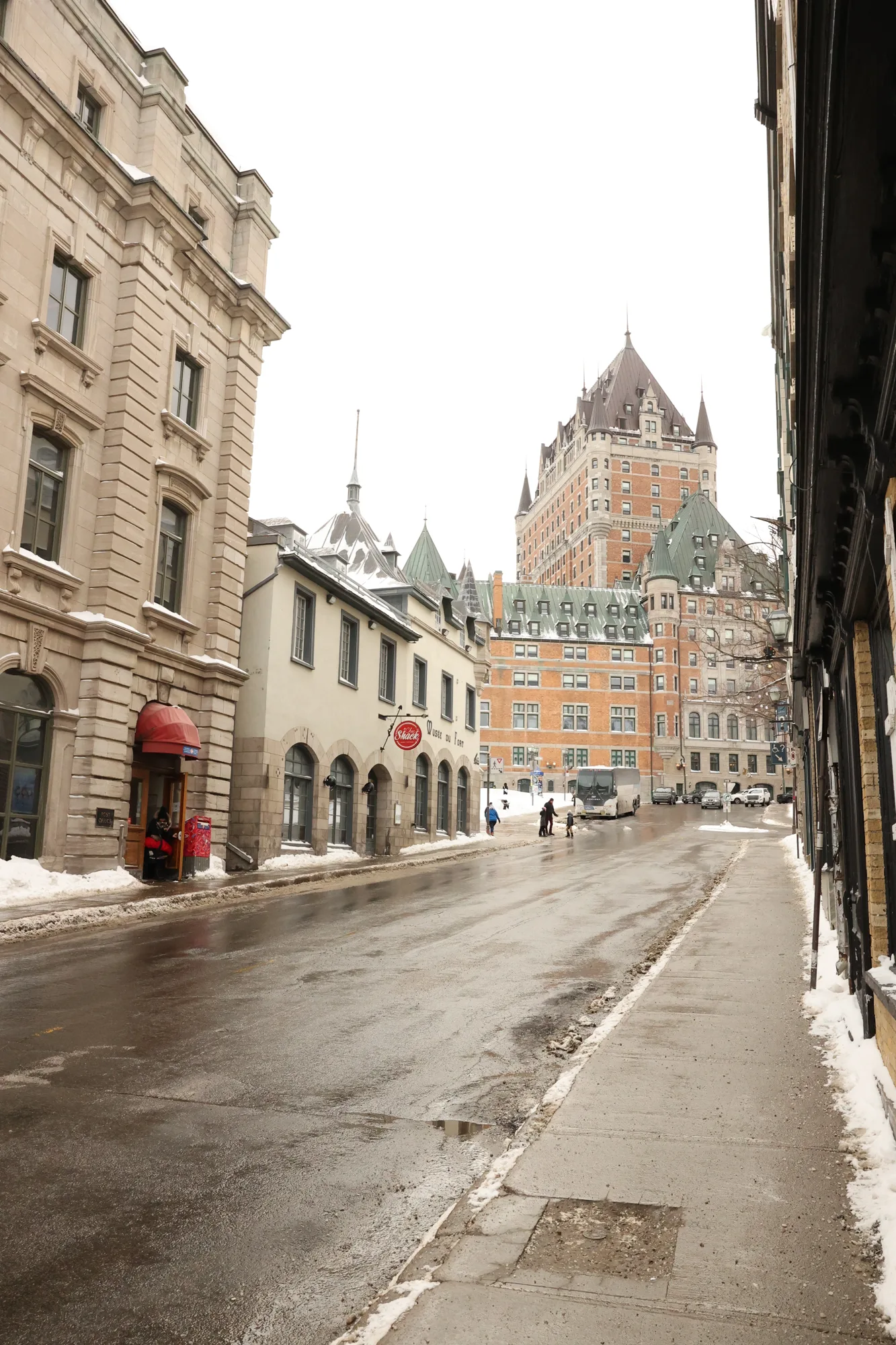 Une rue du Vieux-Québec : les traces du passage contrastent avec la neige accumulée.