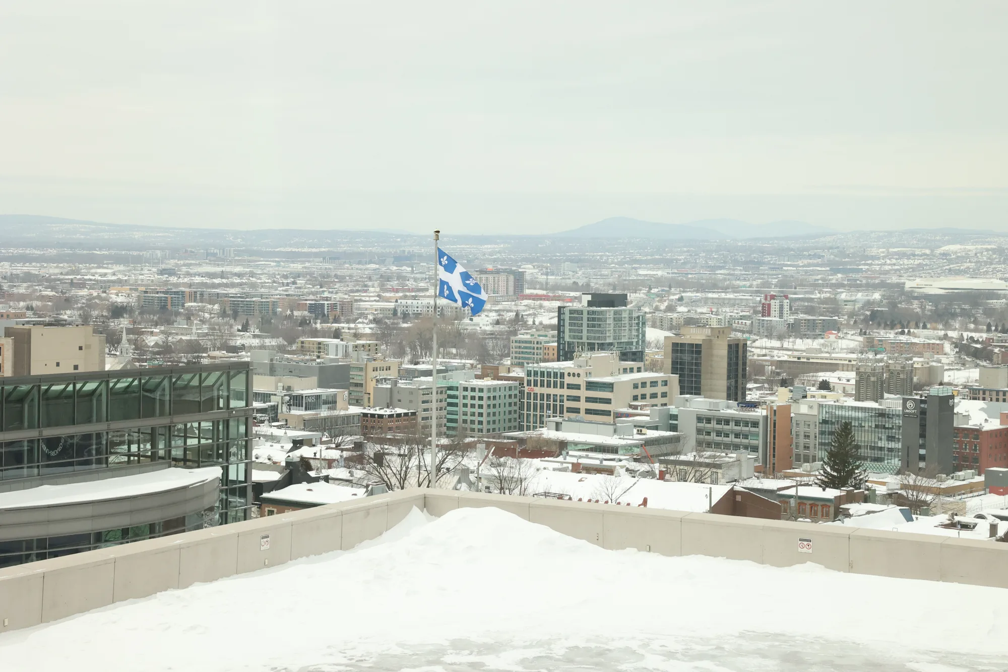 Un autre Québec apparaît au-delà de la vieille ville : immeubles, toits enneigés et horizon urbain.